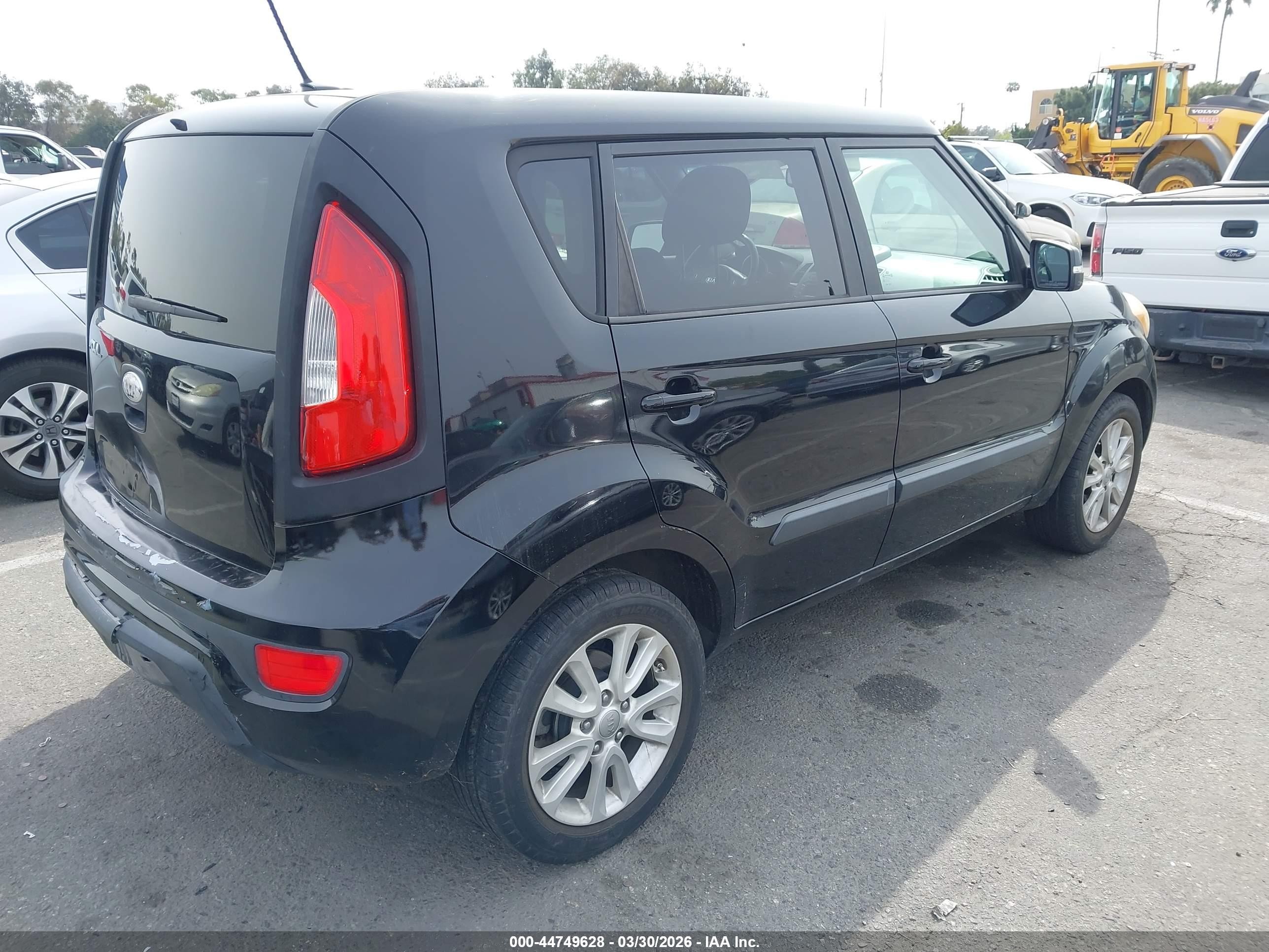 2013 Kia Soul + Black vin: KNDJT2A6XD7583698