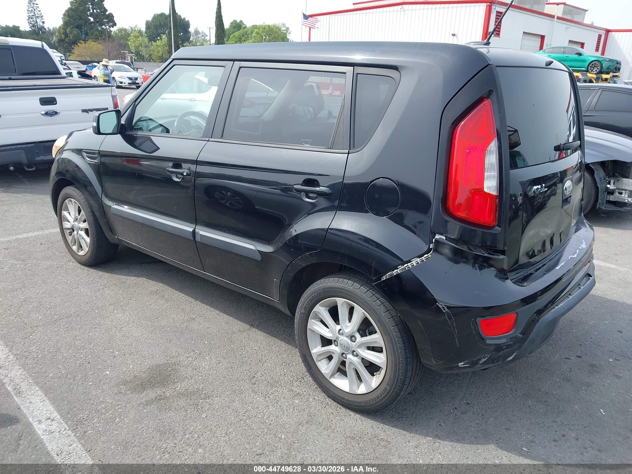 2013 Kia Soul + Black vin: KNDJT2A6XD7583698
