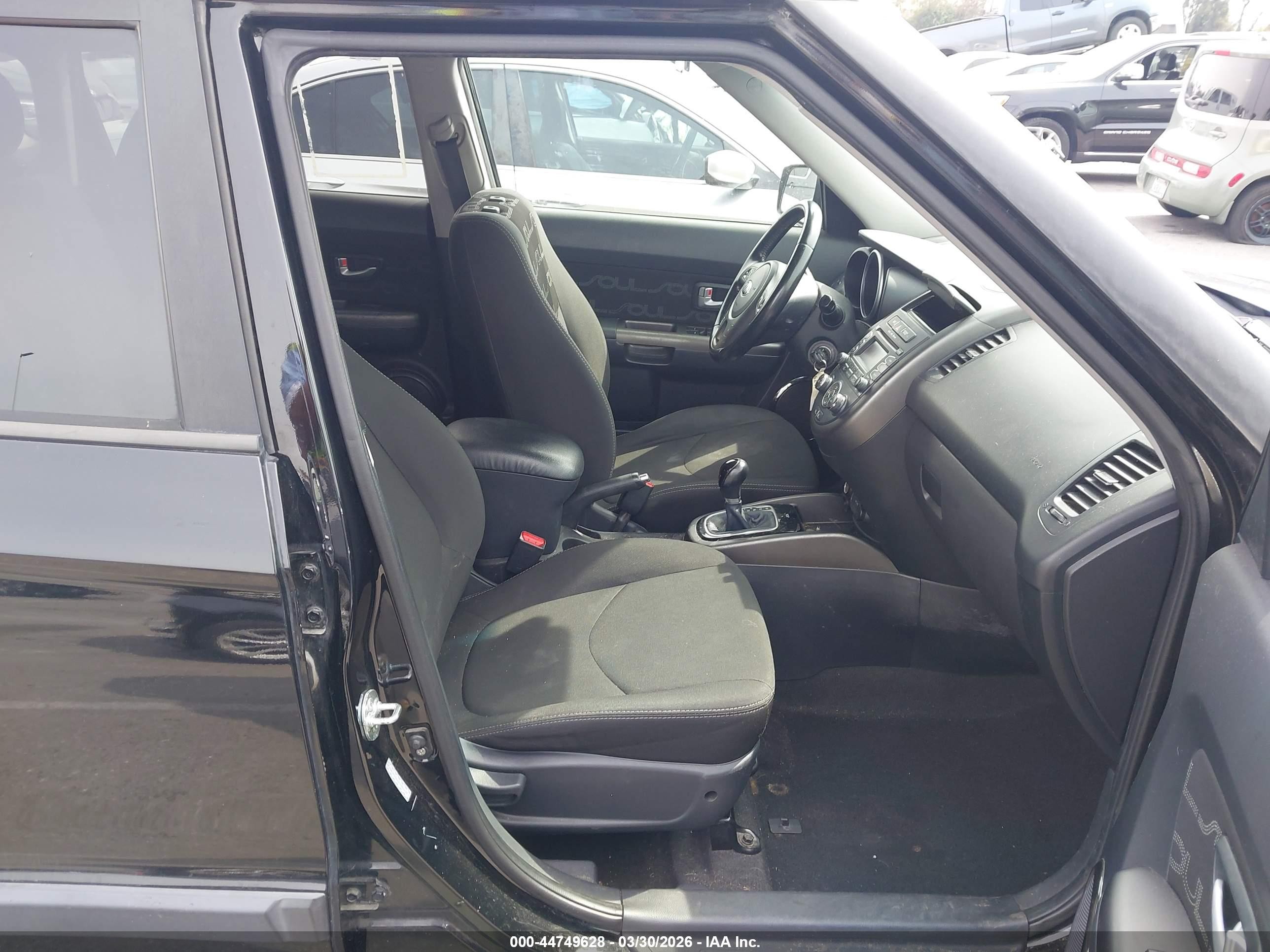 2013 Kia Soul + Black vin: KNDJT2A6XD7583698
