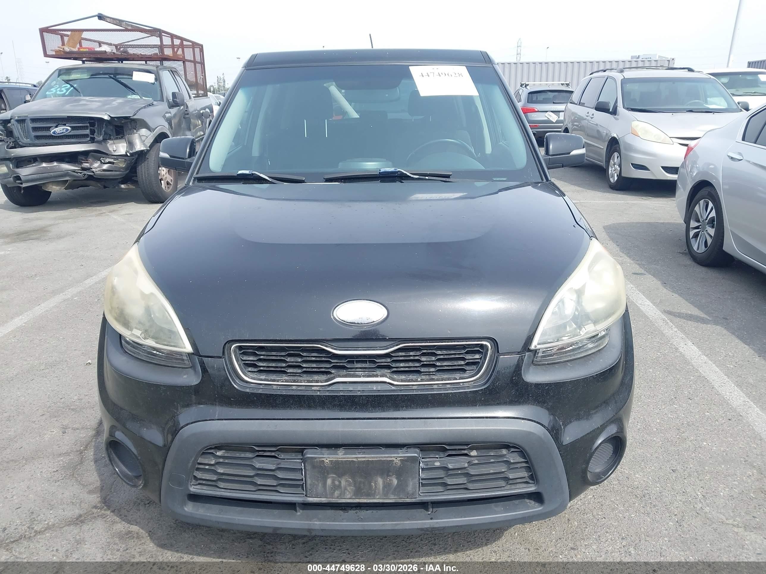 2013 Kia Soul + Black vin: KNDJT2A6XD7583698