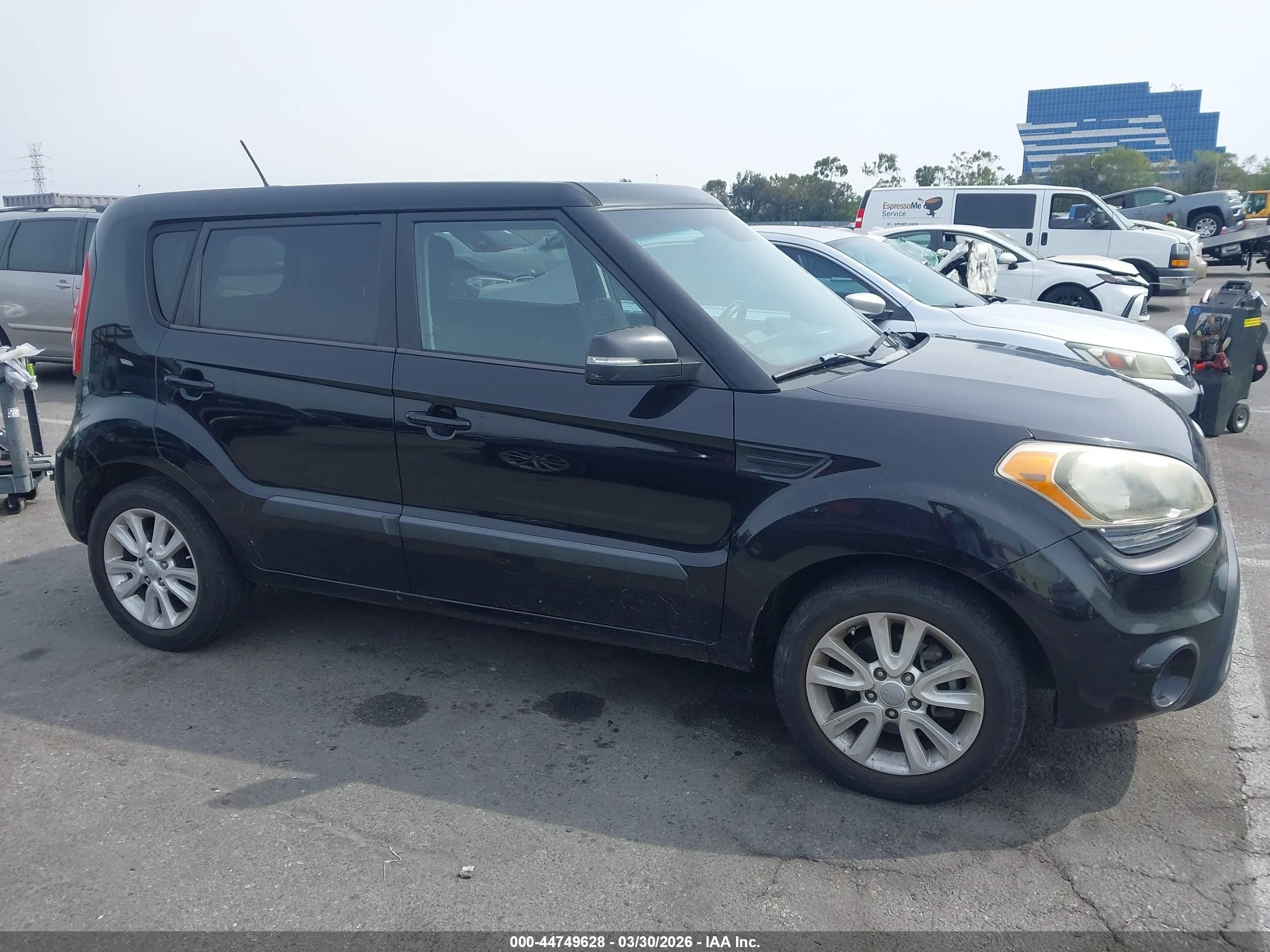 2013 Kia Soul + Black vin: KNDJT2A6XD7583698
