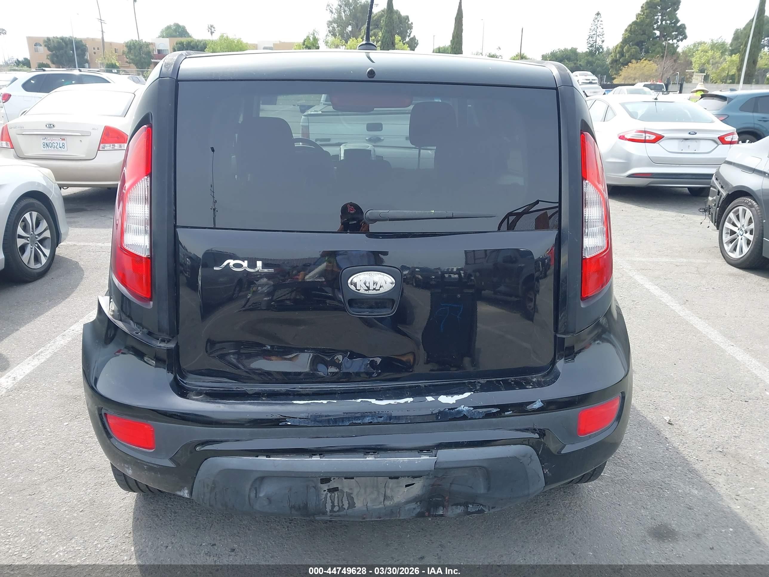 2013 Kia Soul + Black vin: KNDJT2A6XD7583698