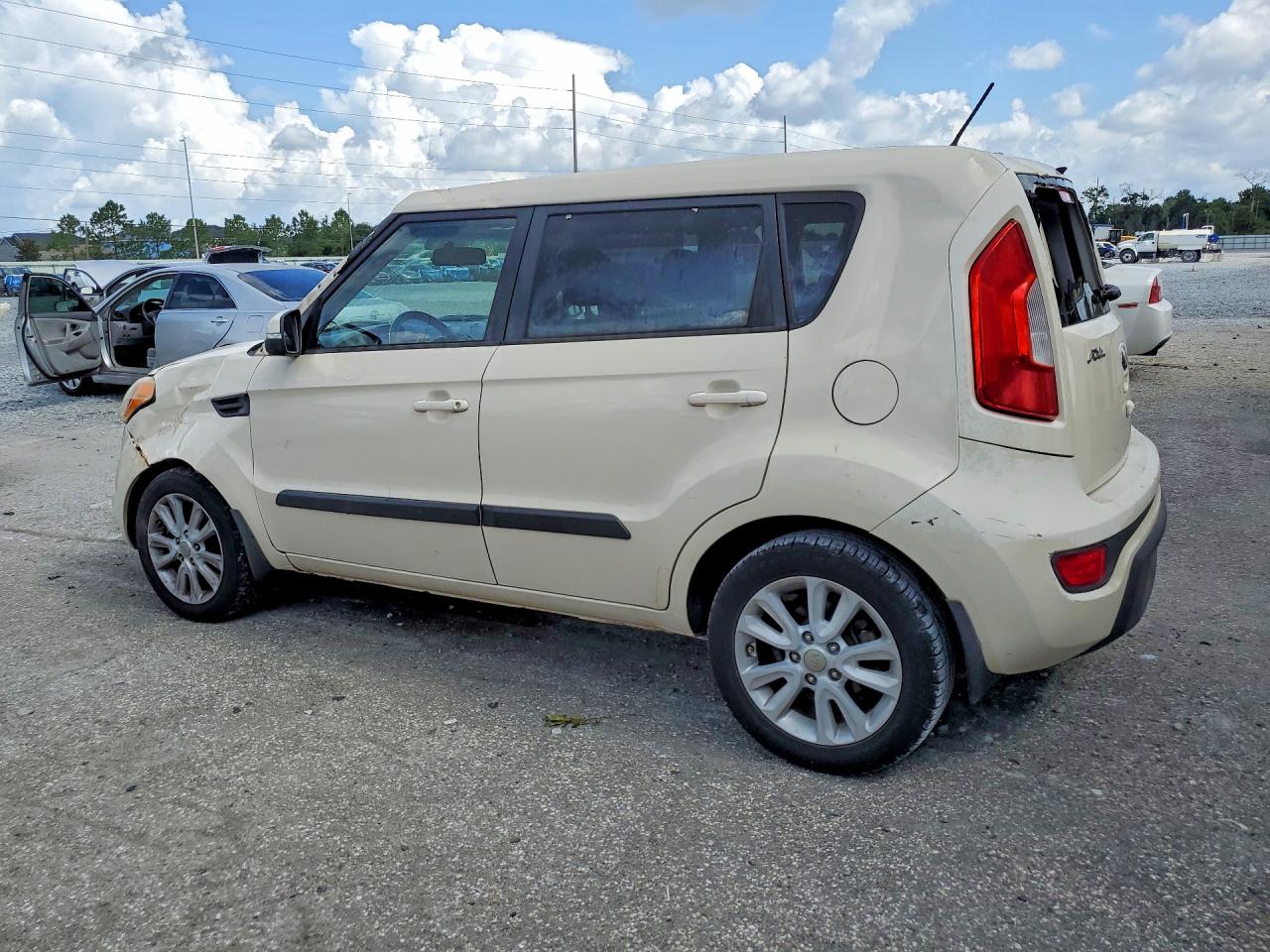 2013 Kia Soul + Cream vin: KNDJT2A6XD7756619
