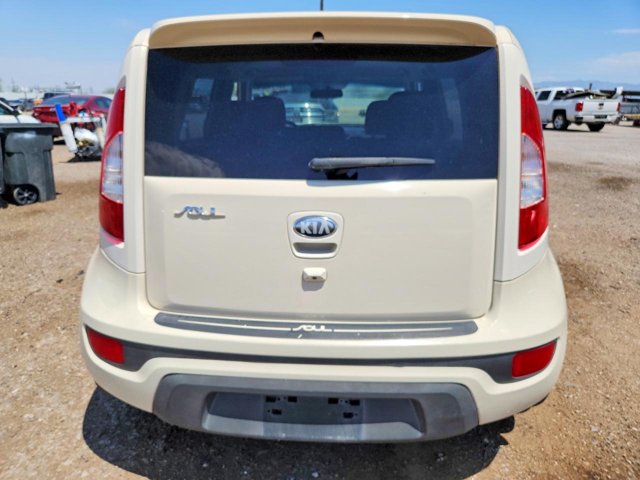 2013 Kia Soul + White vin: KNDJT2A6XD7758001