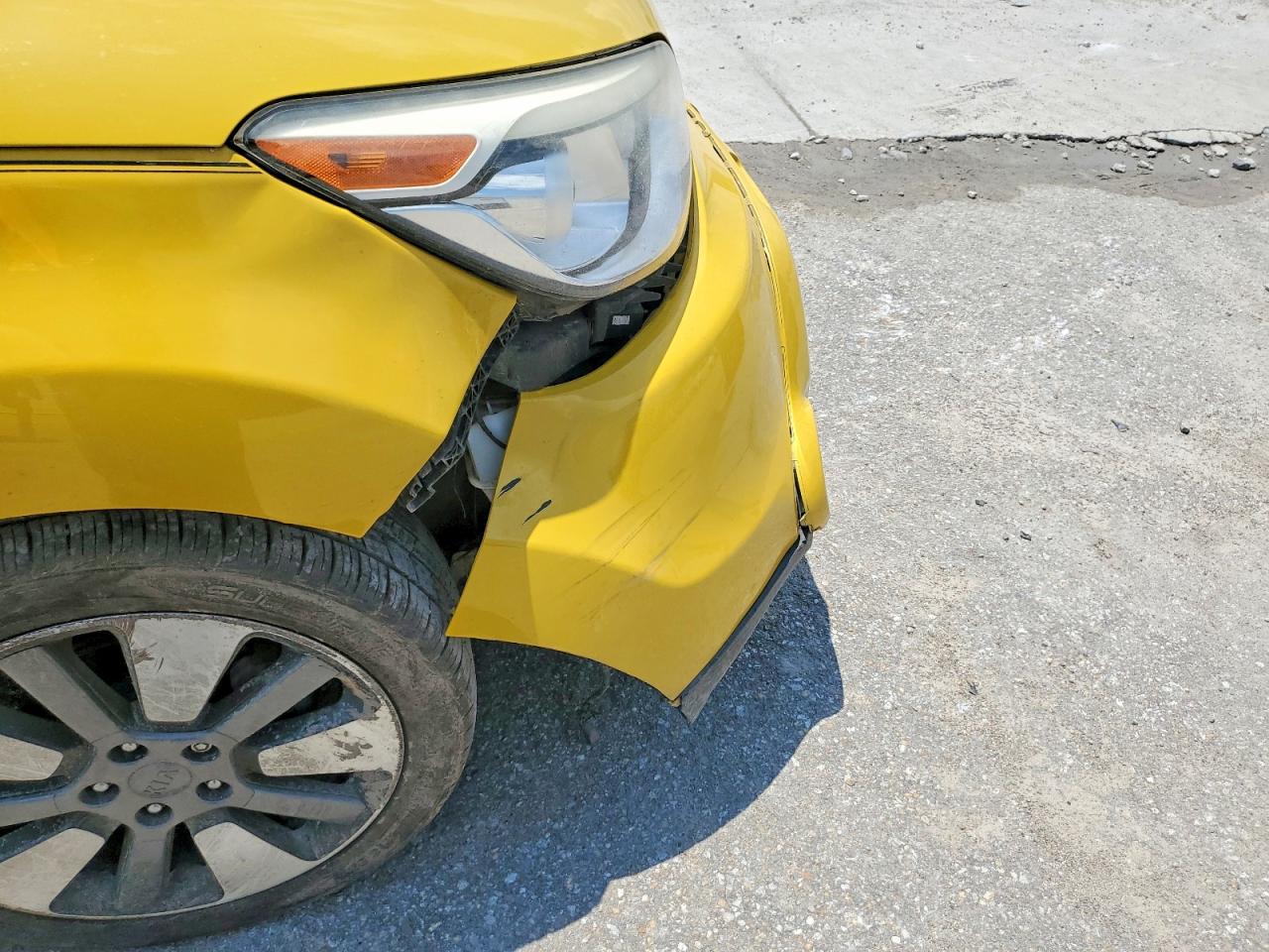 2015 Kia Soul ! Yellow vin: KNDJX3A54F7197766