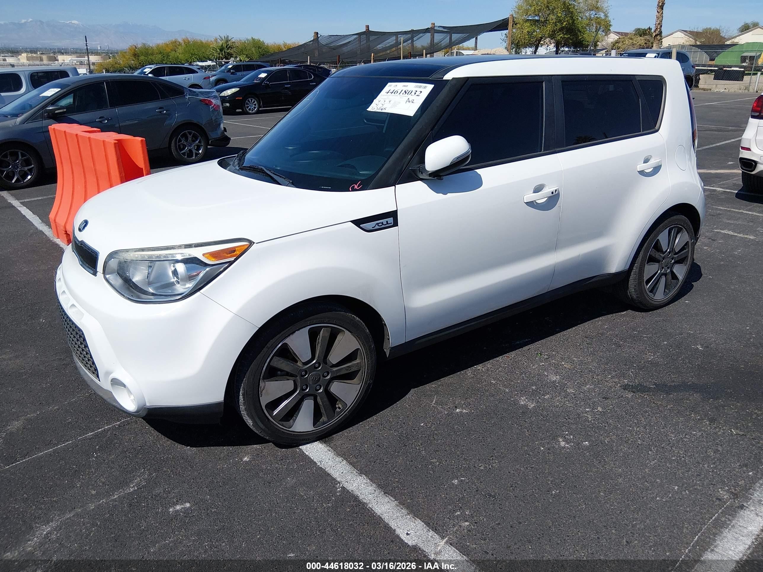 2015 Kia Soul ! White vin: KNDJX3A54F7208622