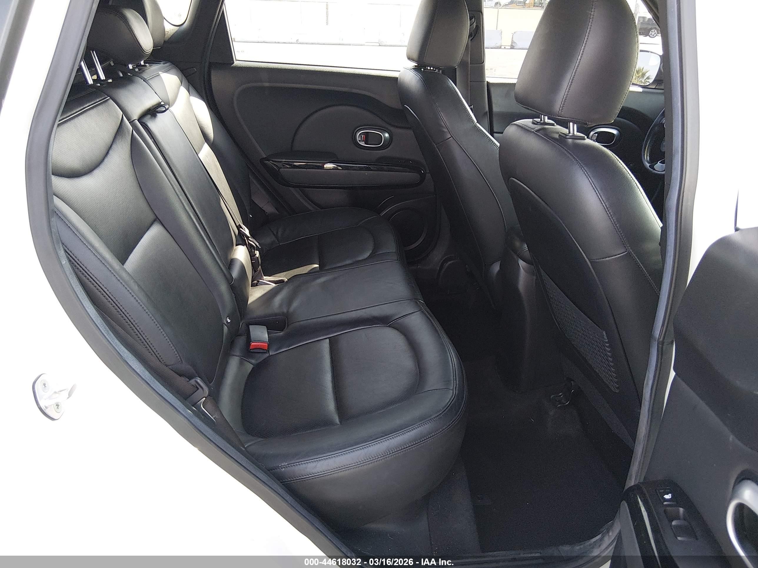 2015 Kia Soul ! White vin: KNDJX3A54F7208622
