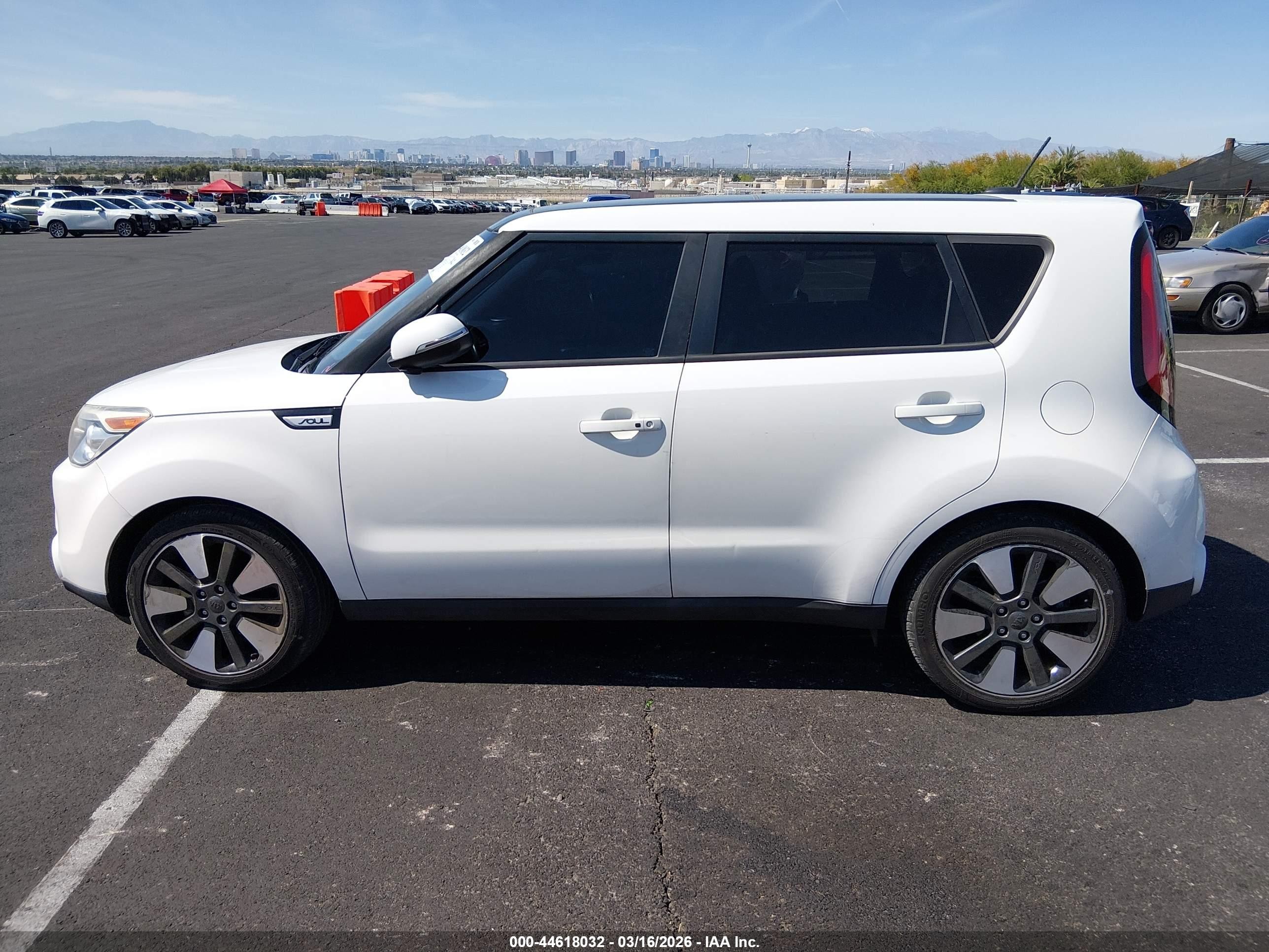2015 Kia Soul ! White vin: KNDJX3A54F7208622
