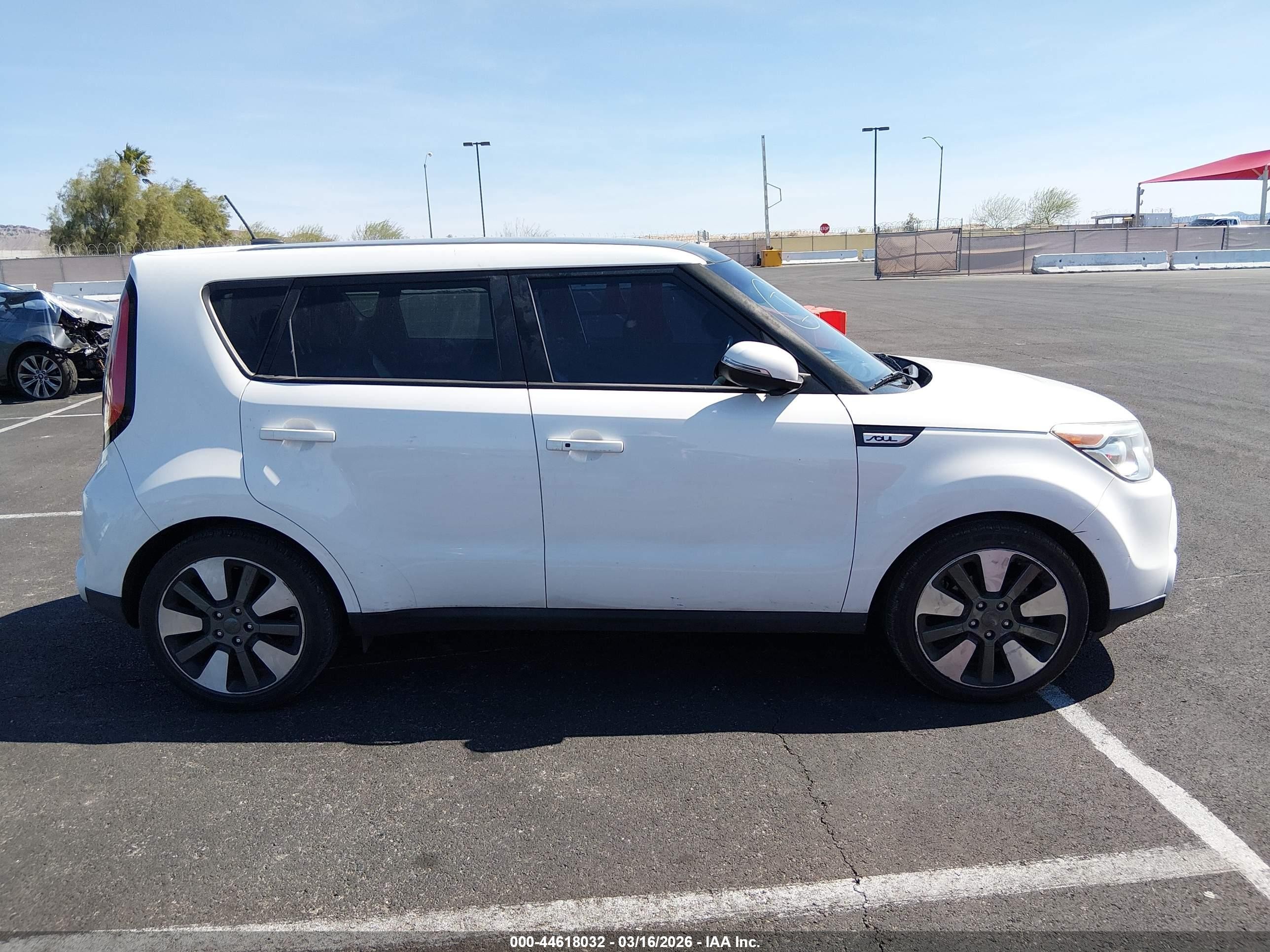 2015 Kia Soul ! White vin: KNDJX3A54F7208622