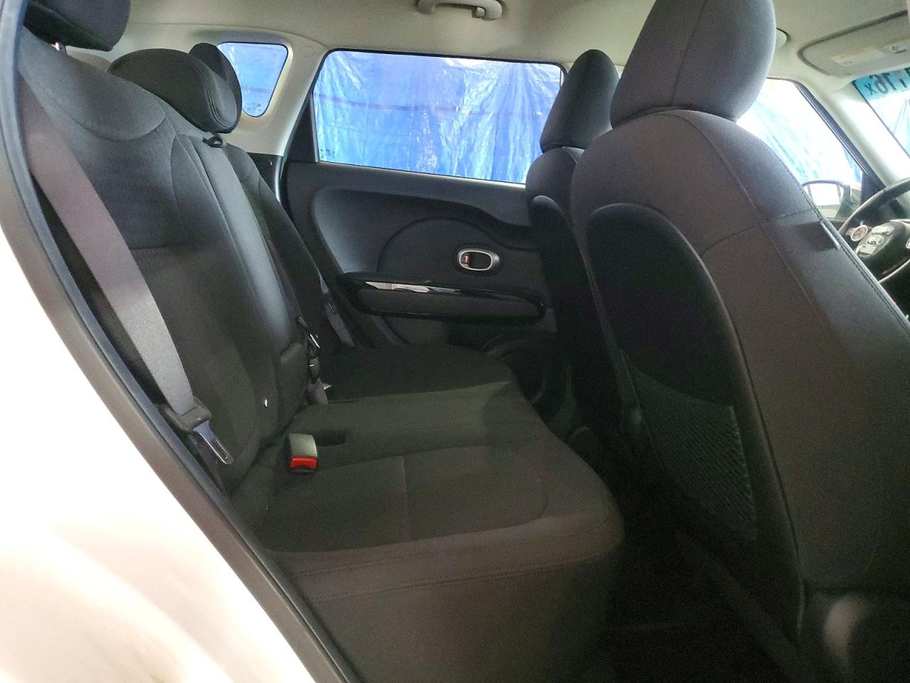 2015 Kia Soul ! White vin: KNDJX3A55F7170415