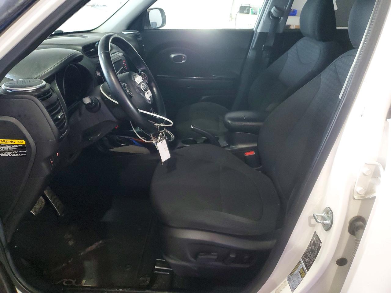 2015 Kia Soul ! White vin: KNDJX3A55F7170415