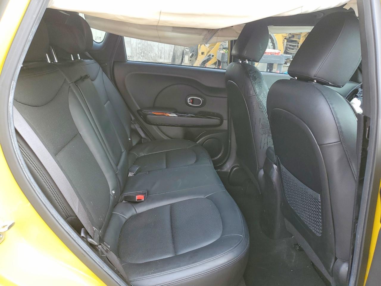 2015 Kia Soul ! Yellow vin: KNDJX3A56F7197980