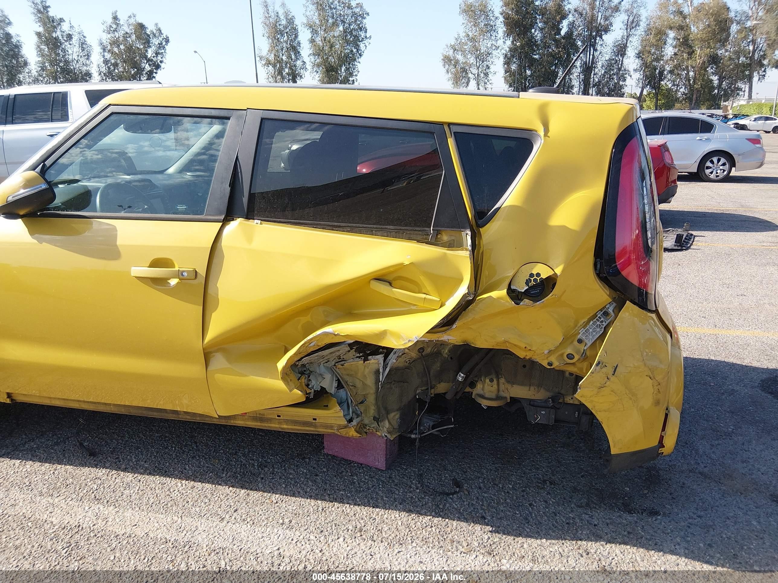 2015 Kia Soul ! Yellow vin: KNDJX3A58F7218148