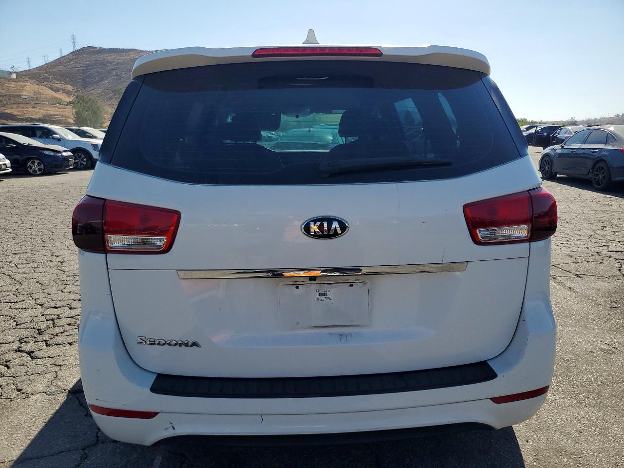 2016 Kia Sedona L White vin: KNDMA5C10G6120789