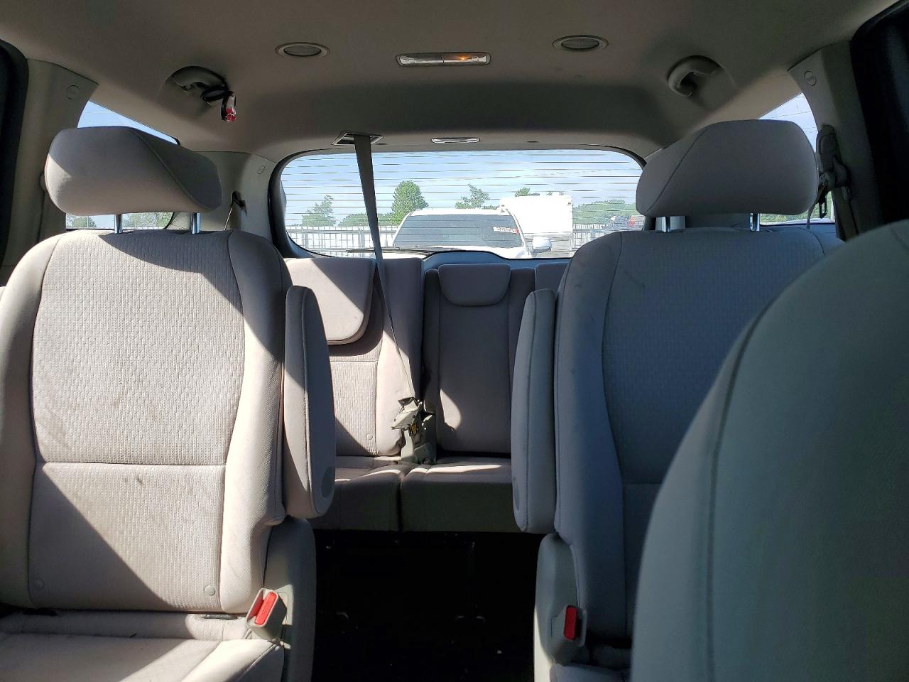 2017 Kia Sedona L Silver vin: KNDMA5C15H6284105