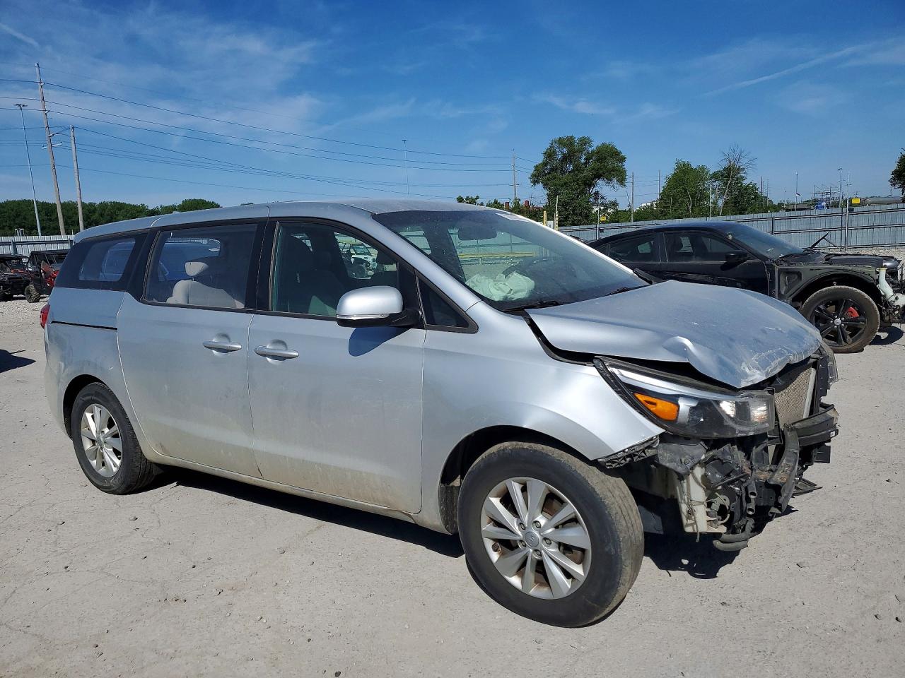 2017 Kia Sedona L Silver vin: KNDMA5C15H6284105