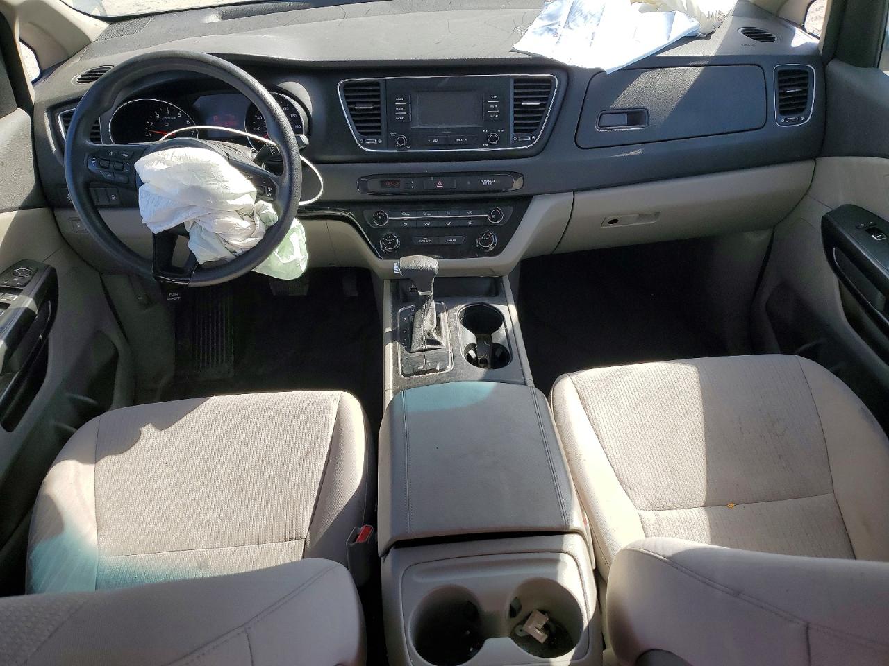 2017 Kia Sedona L Silver vin: KNDMA5C15H6284105