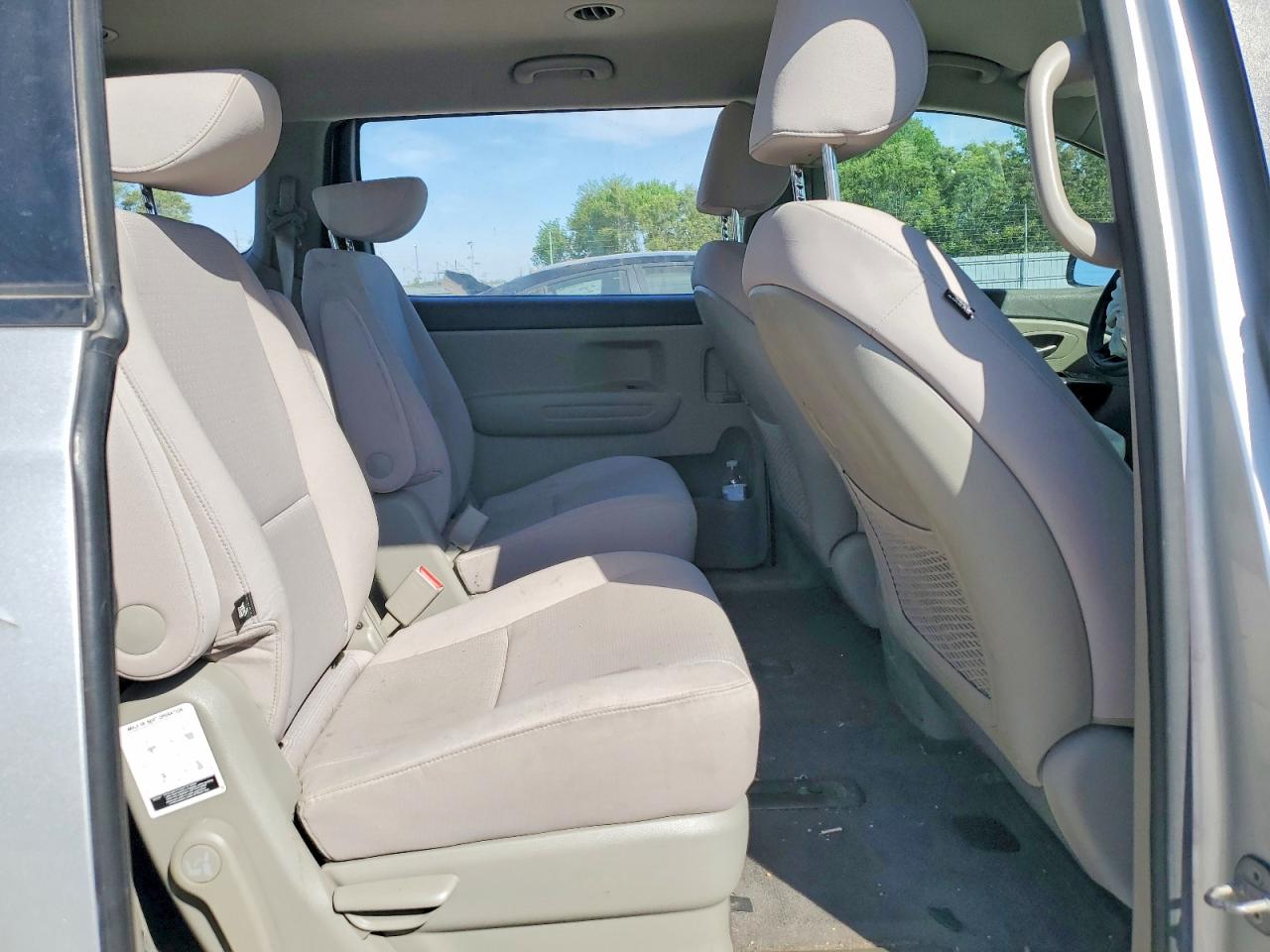 2017 Kia Sedona L Silver vin: KNDMA5C15H6284105