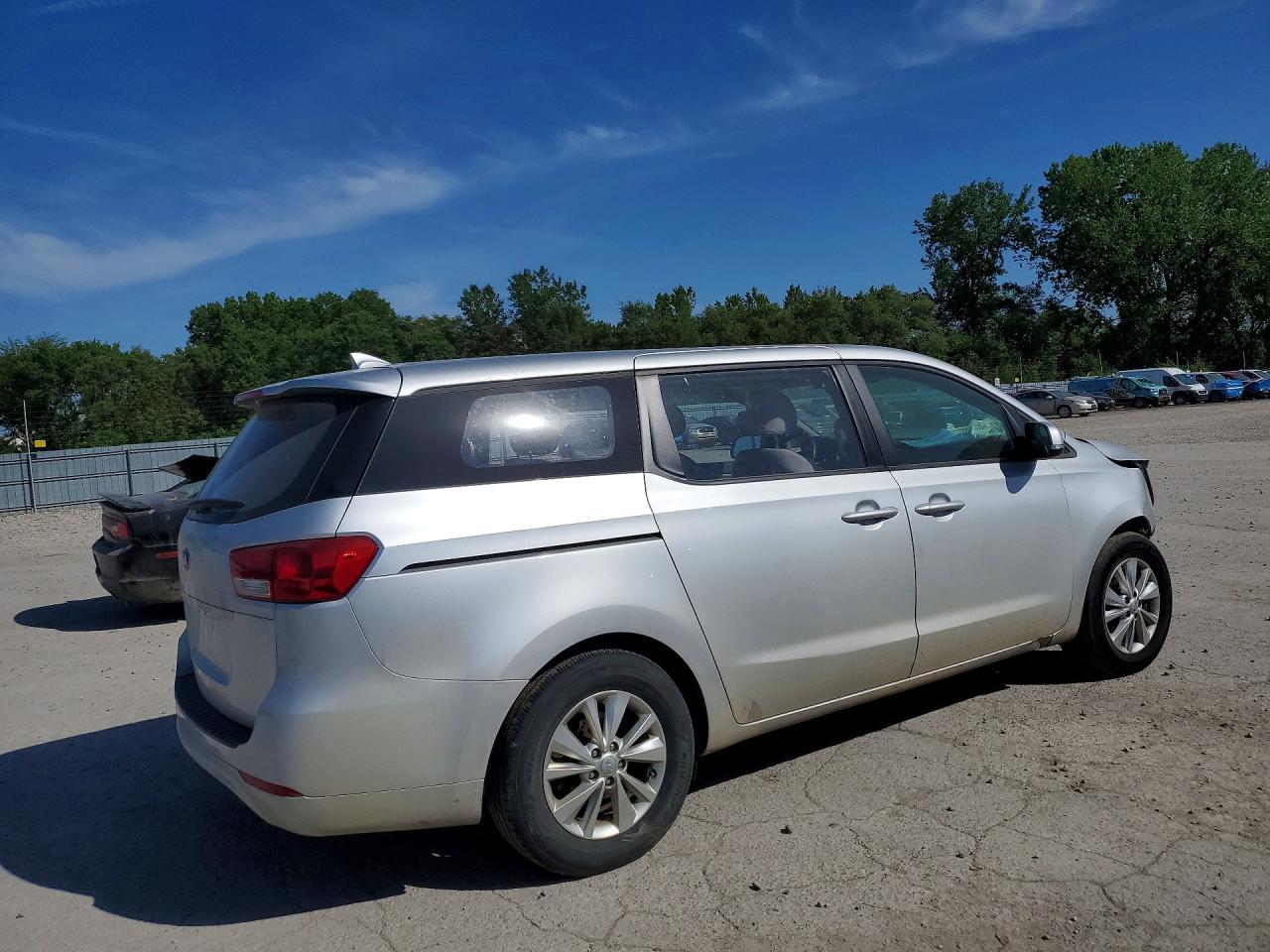 2017 Kia Sedona L Silver vin: KNDMA5C15H6284105