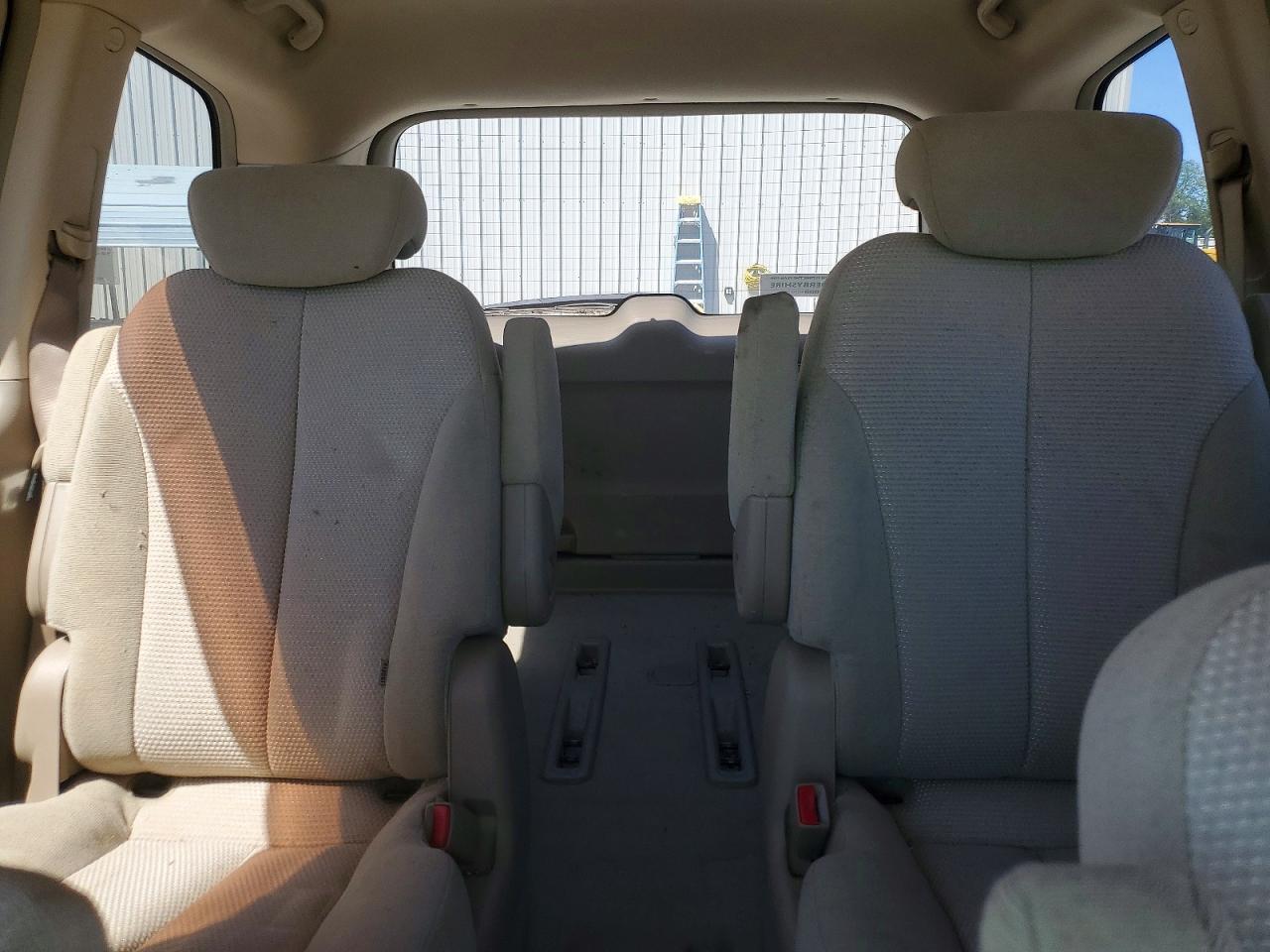 2007 Kia Sedona Base Белый vin: KNDMB133276125502