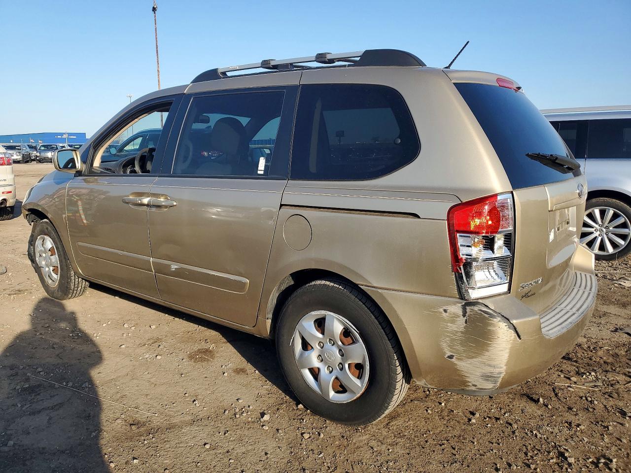 2008 Kia Sedona Base Gold vin: KNDMB133486254035