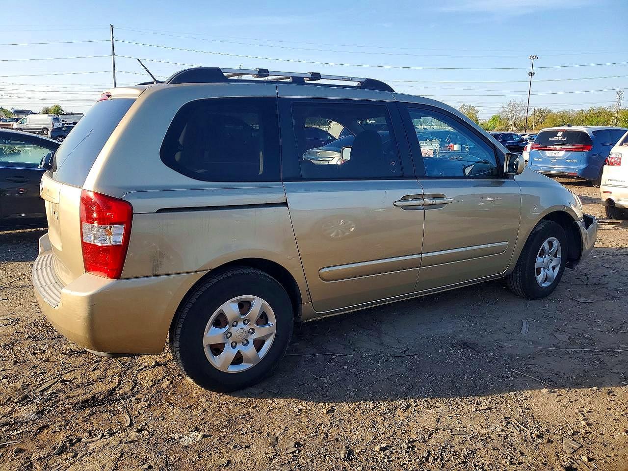 2008 Kia Sedona Base Gold vin: KNDMB133486254035