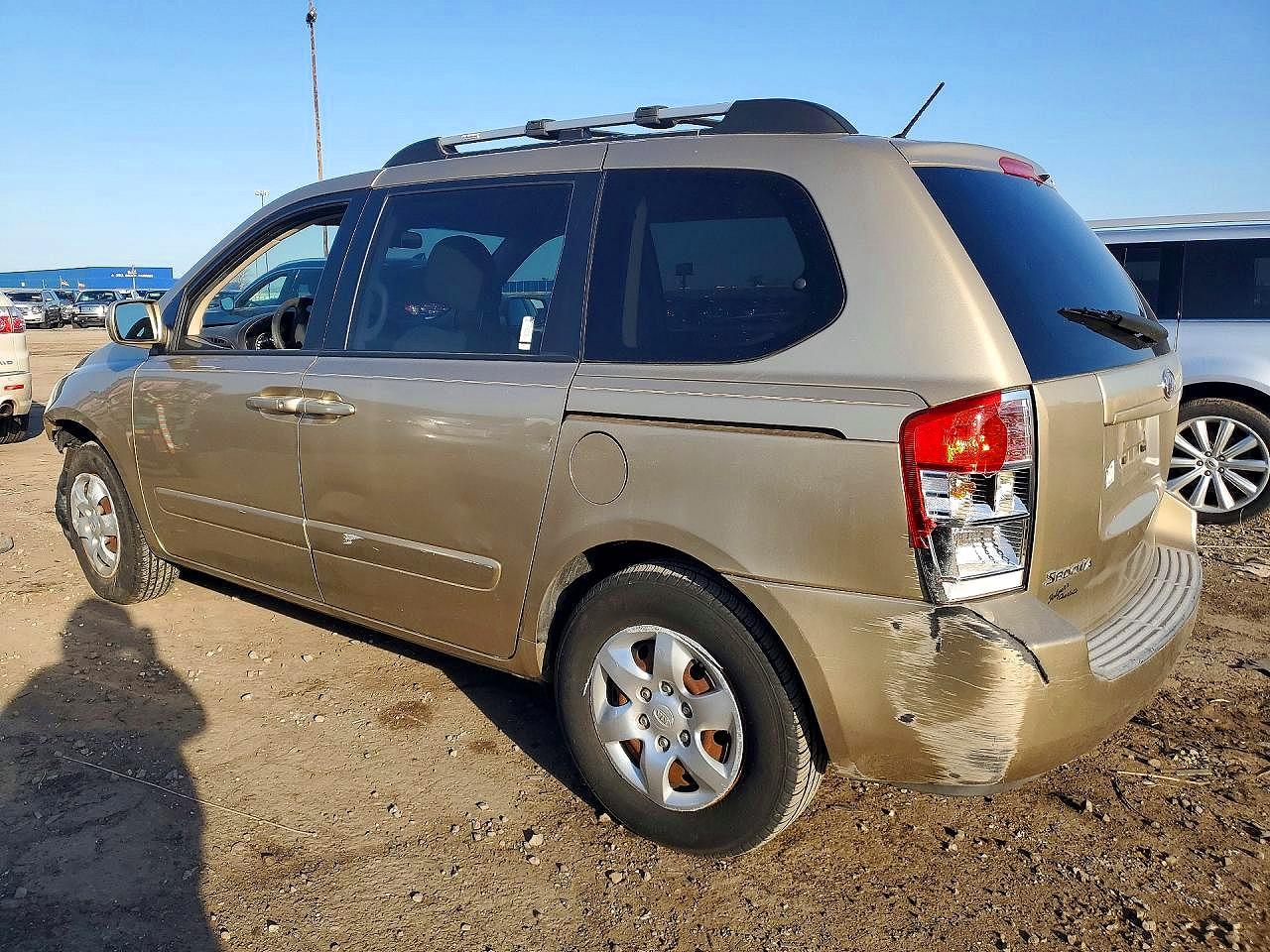 2008 Kia Sedona Base Gold vin: KNDMB133486254035