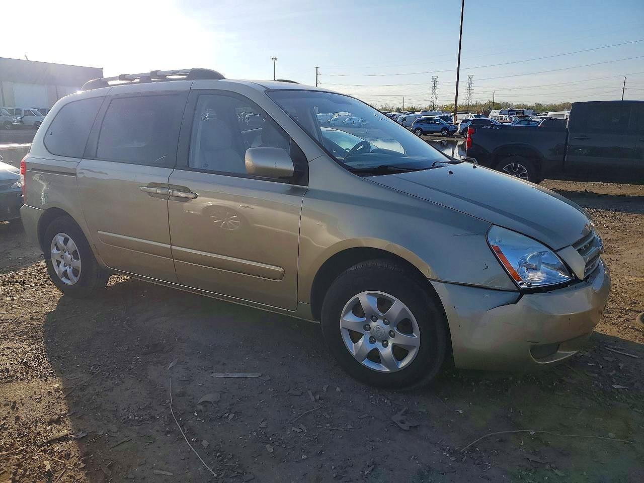 2008 Kia Sedona Base Gold vin: KNDMB133486254035