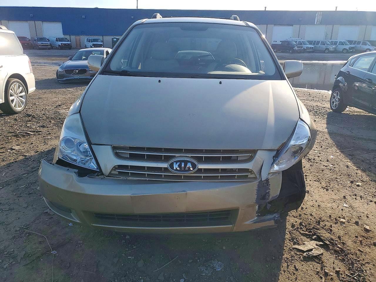 2008 Kia Sedona Base Gold vin: KNDMB133486254035