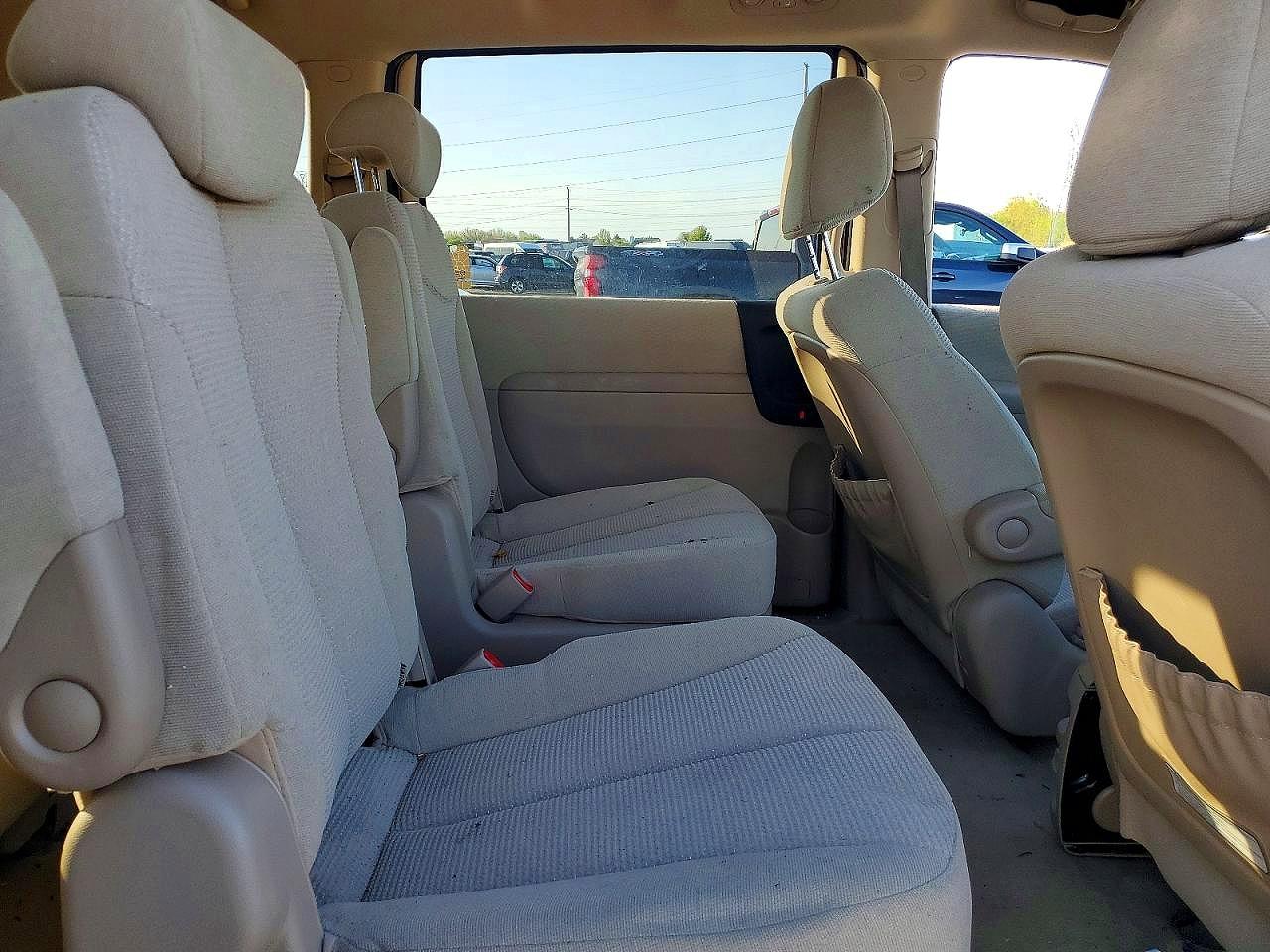 2008 Kia Sedona Base Gold vin: KNDMB133486254035