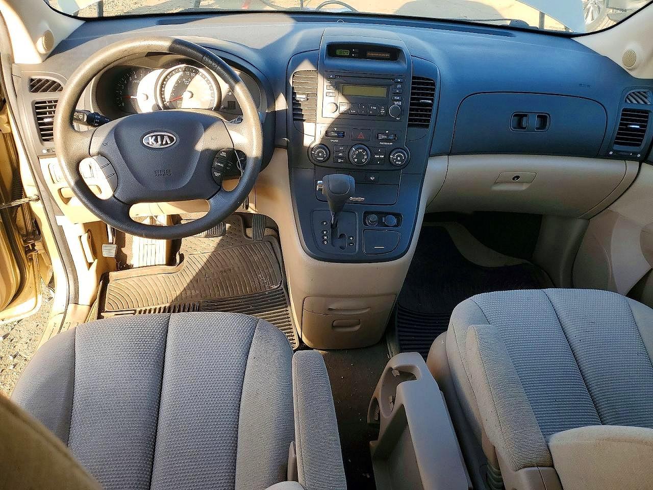 2008 Kia Sedona Base Gold vin: KNDMB133486254035