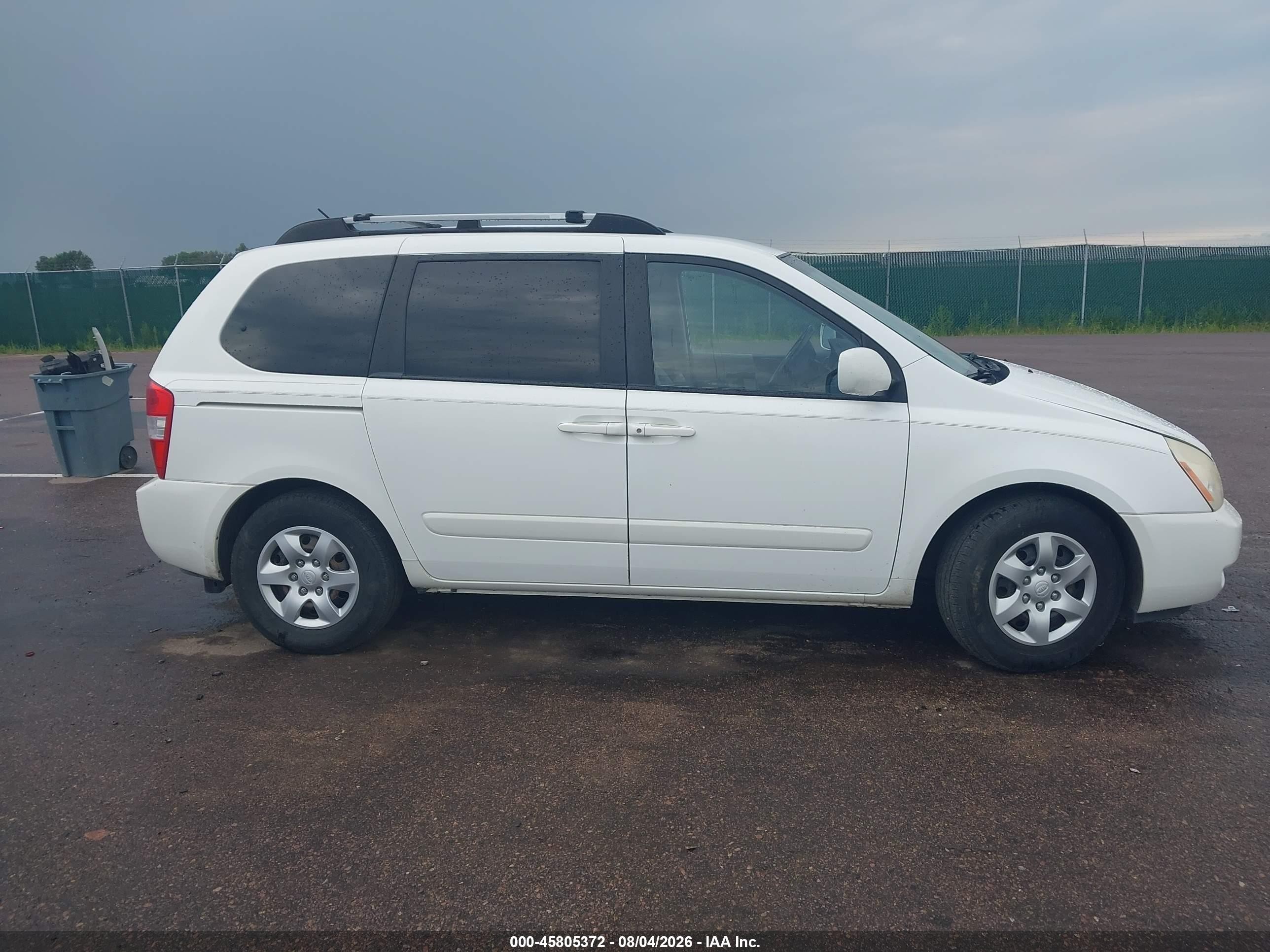 2008 Kia Sedona   White vin: KNDMB133786254045