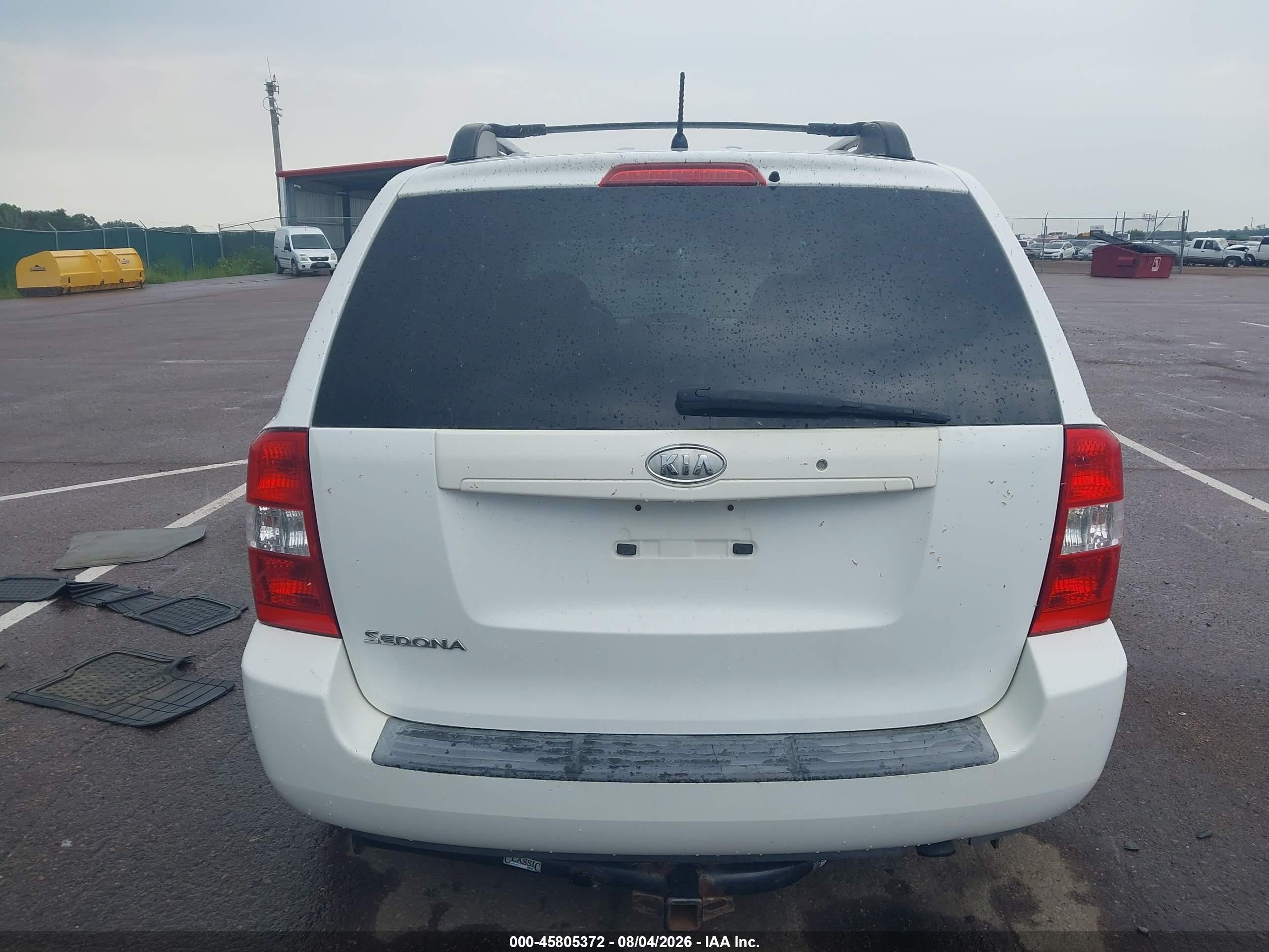 2008 Kia Sedona   White vin: KNDMB133786254045