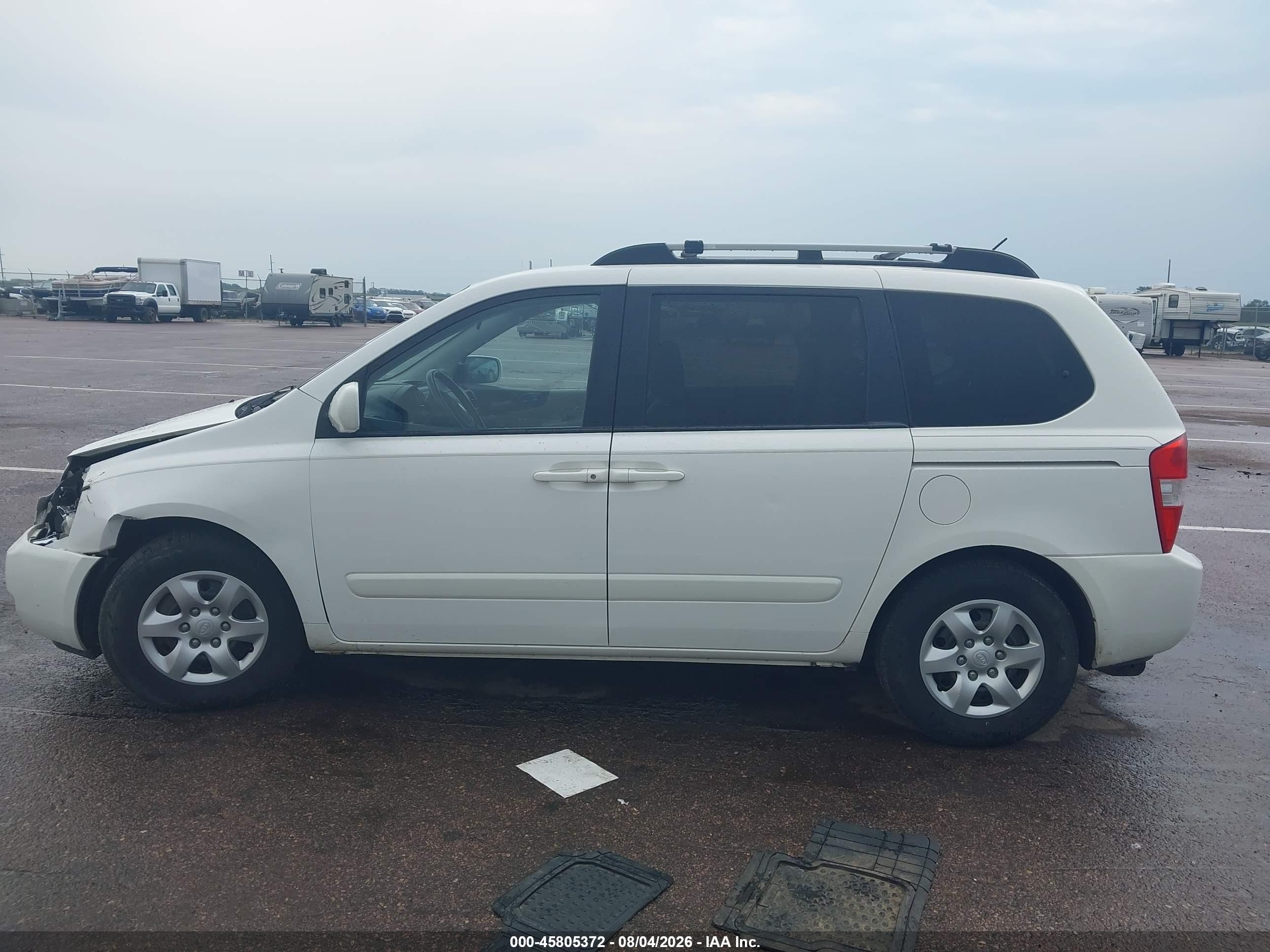 2008 Kia Sedona   White vin: KNDMB133786254045