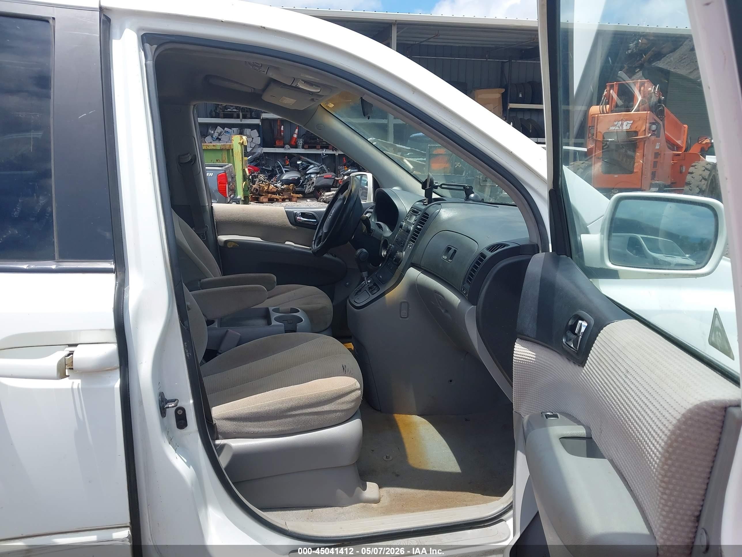 2007 Kia Sedona   White vin: KNDMB133976131460