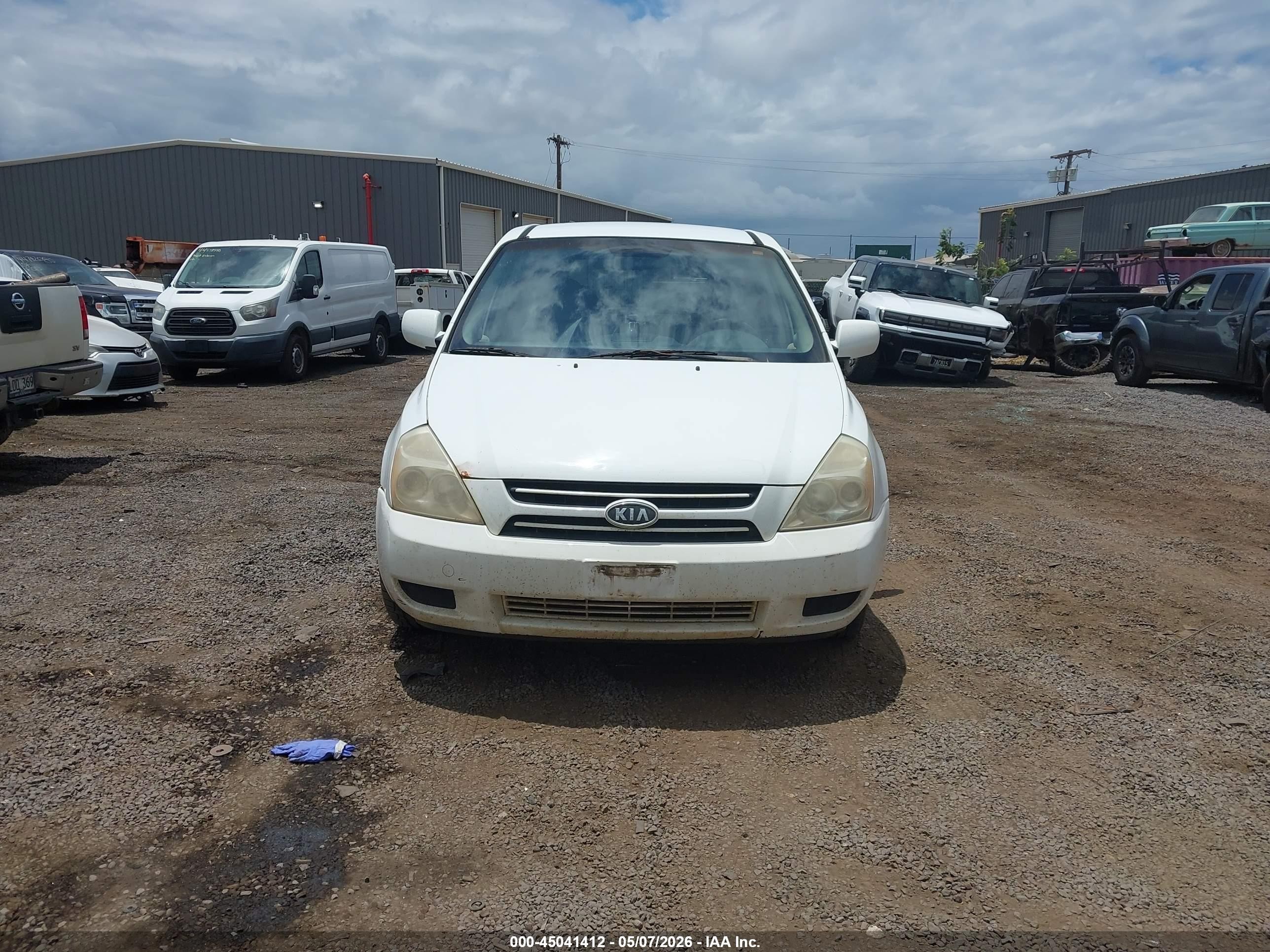 2007 Kia Sedona   White vin: KNDMB133976131460