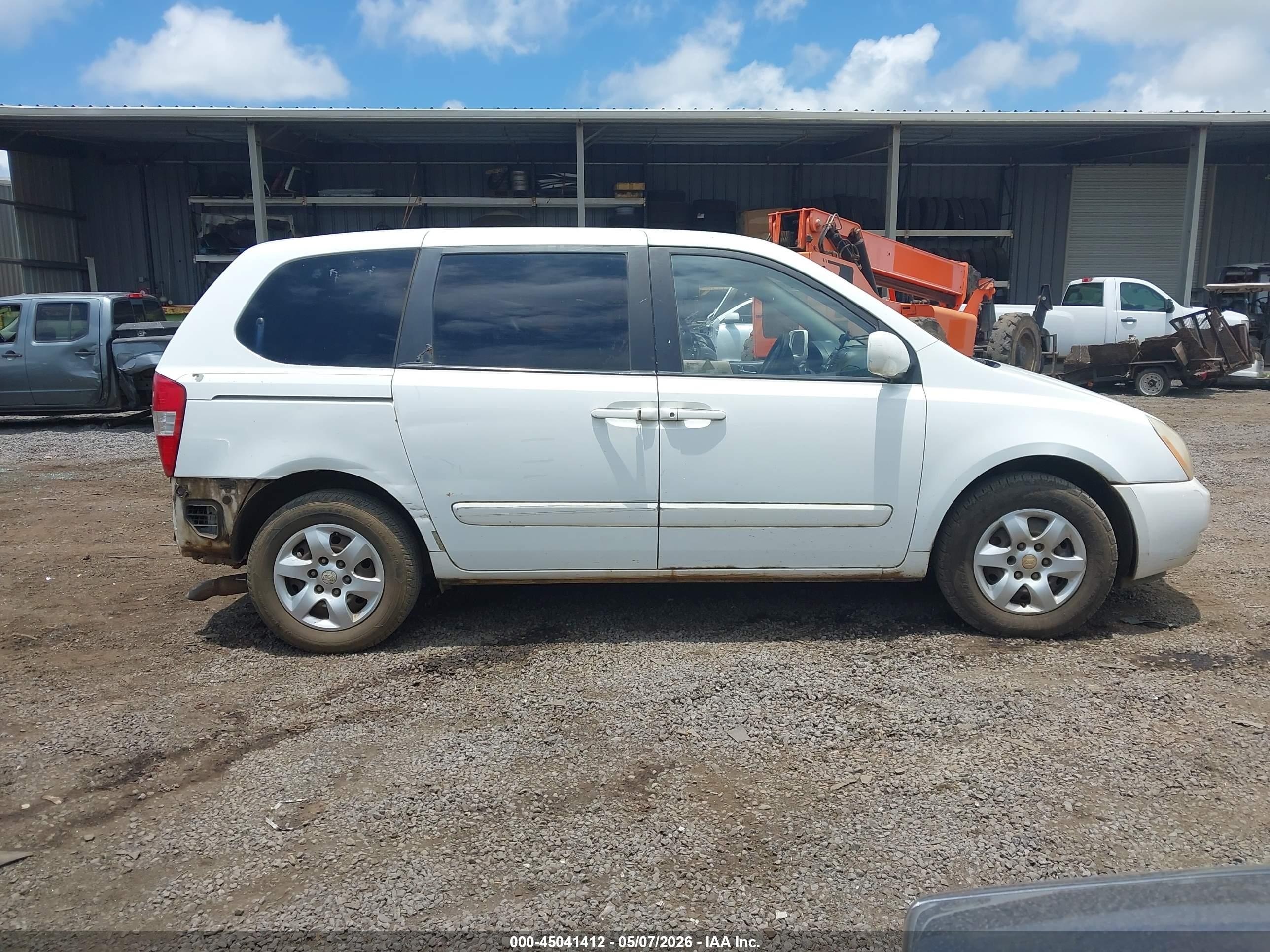 2007 Kia Sedona   White vin: KNDMB133976131460