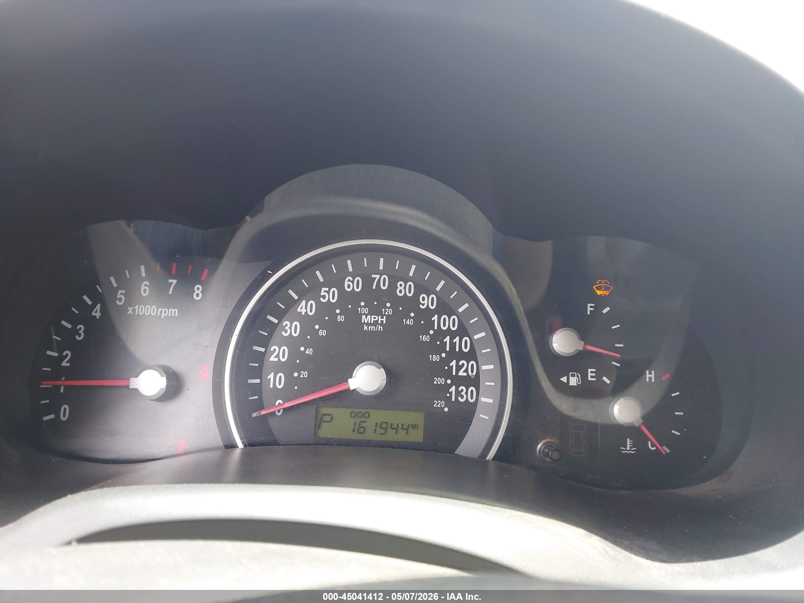 2007 Kia Sedona   White vin: KNDMB133976131460
