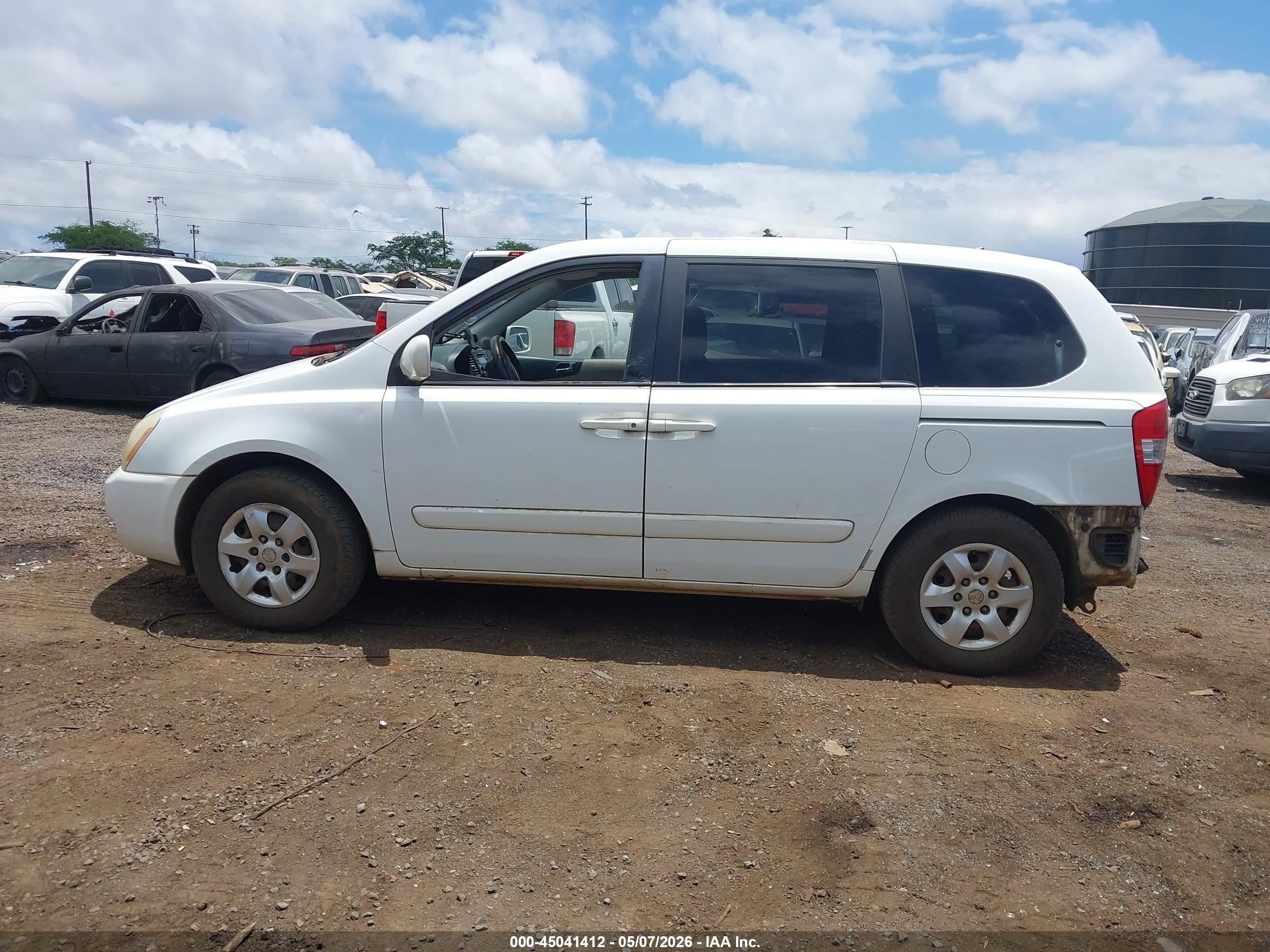 2007 Kia Sedona   White vin: KNDMB133976131460