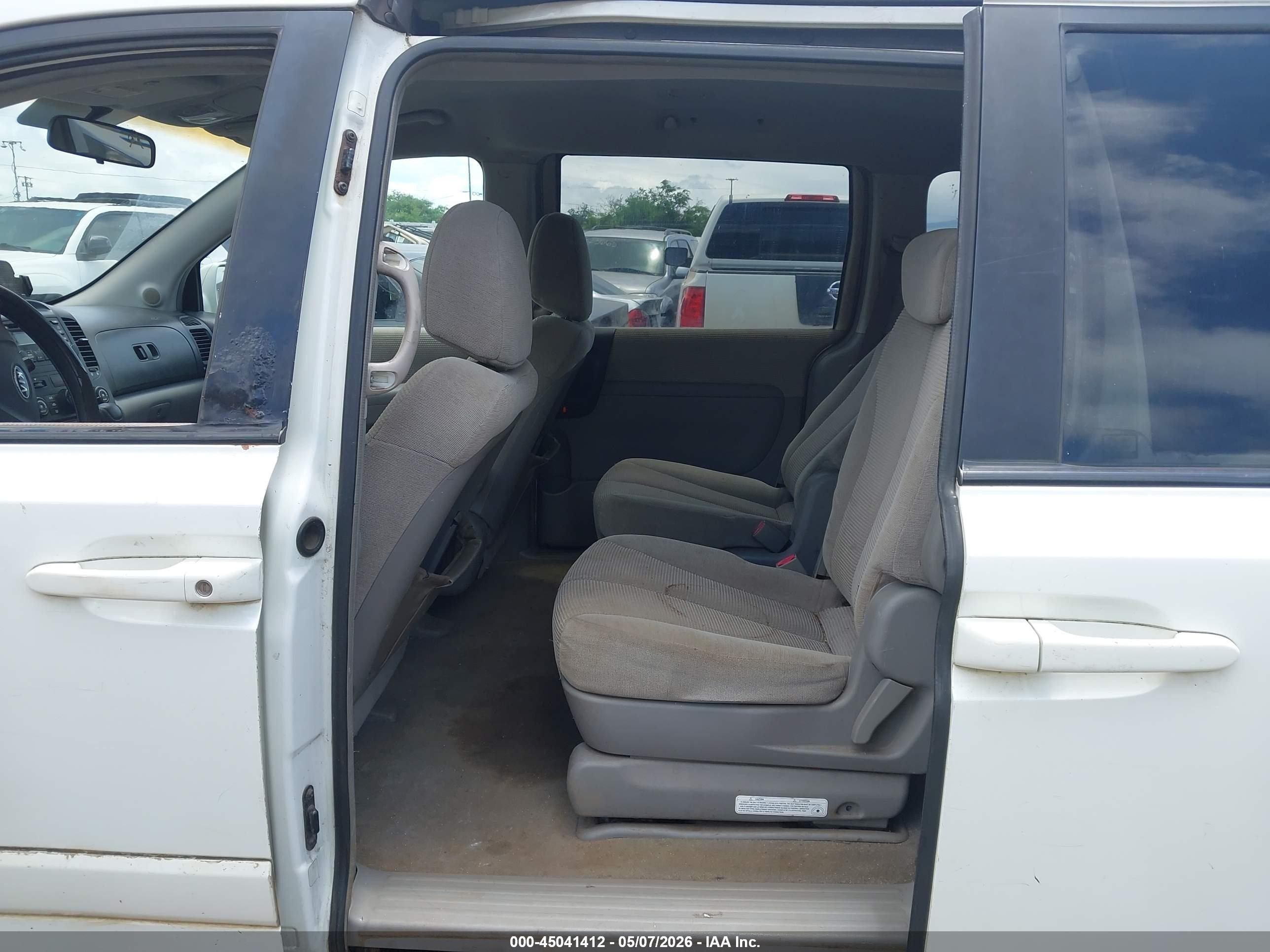 2007 Kia Sedona   White vin: KNDMB133976131460