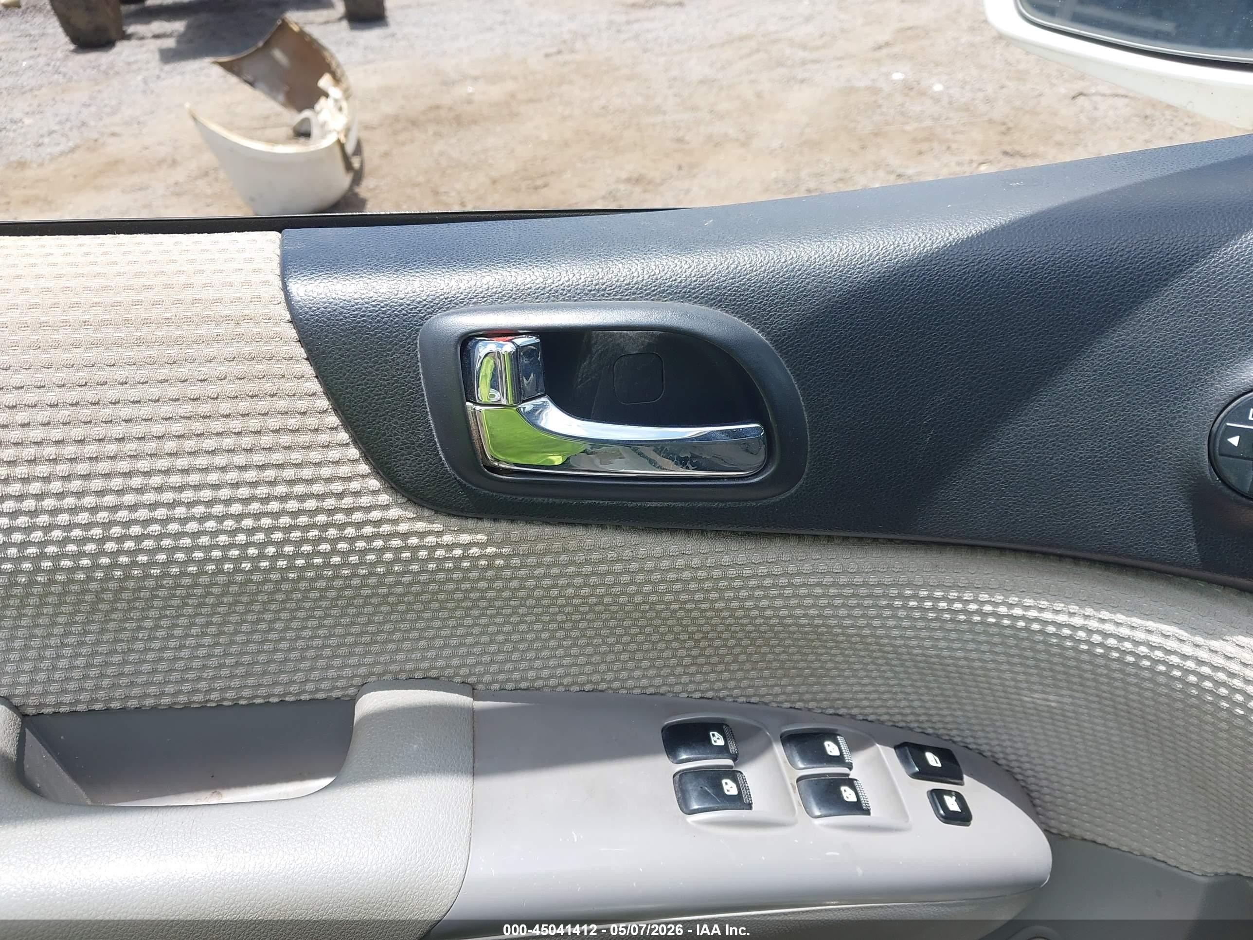 2007 Kia Sedona   White vin: KNDMB133976131460