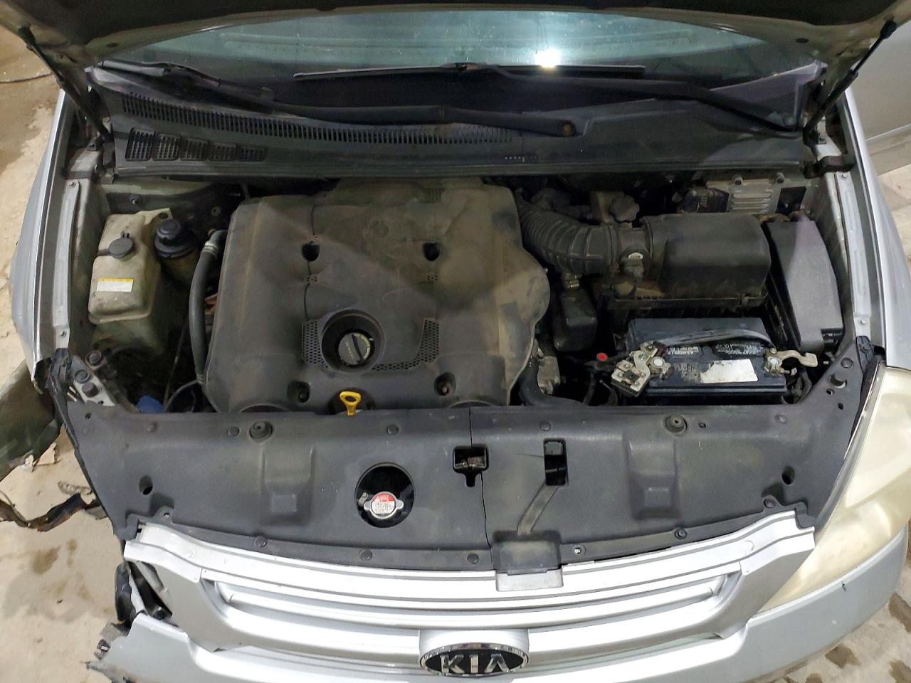 2009 Kia Sedona Silver vin: KNDMB133996280373