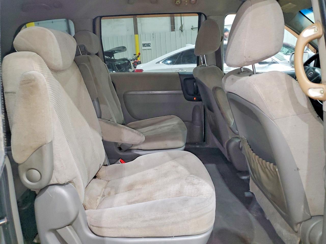 2009 Kia Sedona Silver vin: KNDMB133996280373