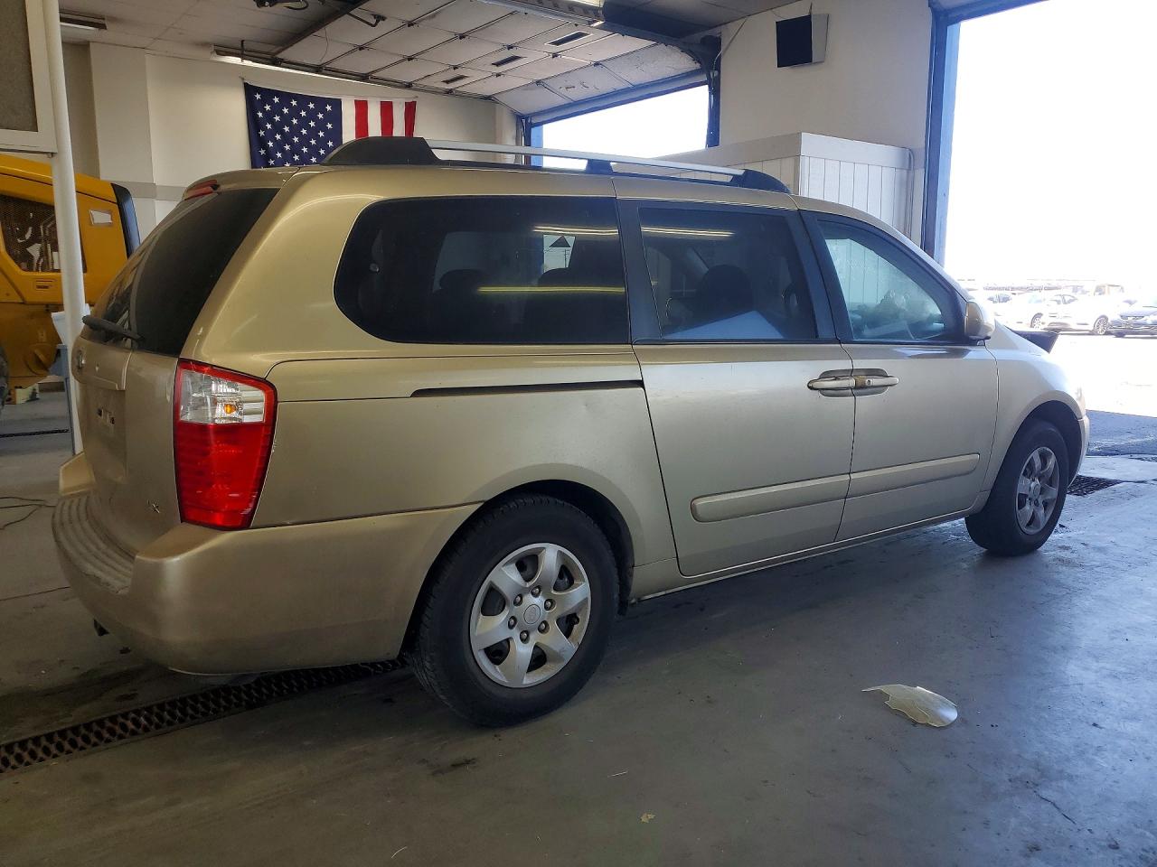 2007 Kia Sedona Base Gold vin: KNDMB233076162120