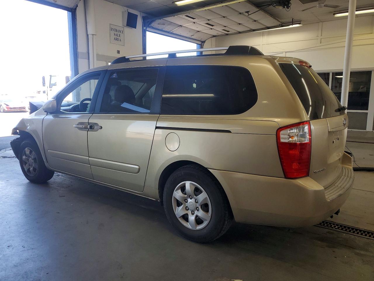 2007 Kia Sedona Base Gold vin: KNDMB233076162120