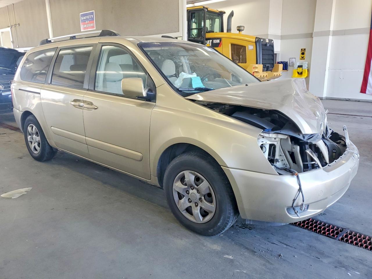 2007 Kia Sedona Base Gold vin: KNDMB233076162120