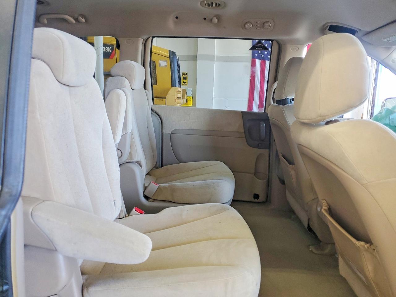2007 Kia Sedona Base Gold vin: KNDMB233076162120