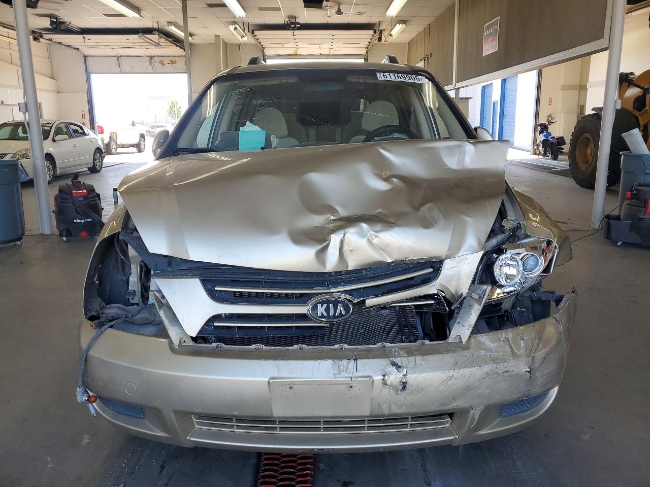 2007 Kia Sedona Base Gold vin: KNDMB233076162120