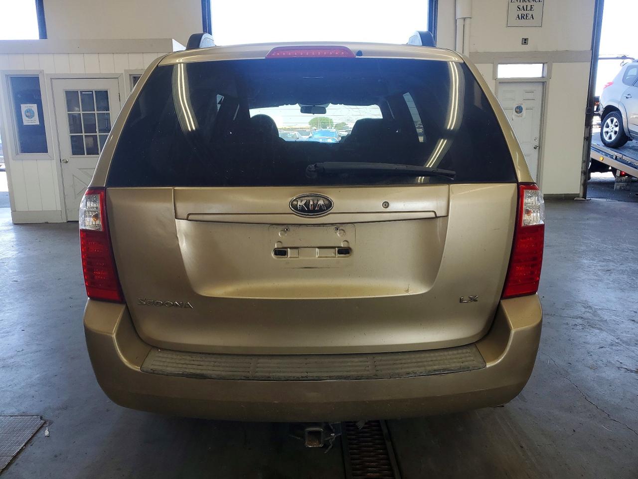 2007 Kia Sedona Base Gold vin: KNDMB233076162120