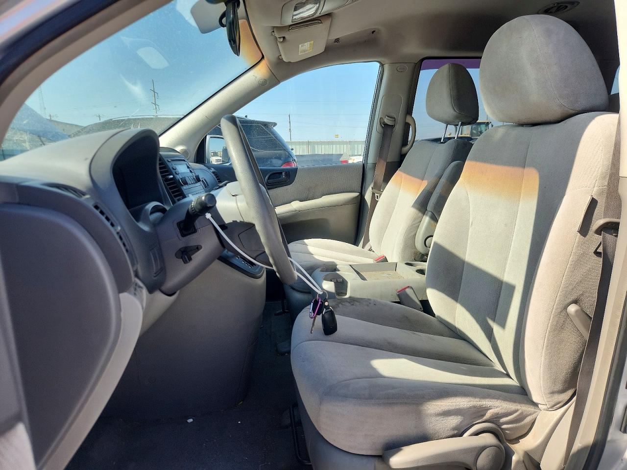 2007 Kia Sedona Base Silver vin: KNDMB233076172954